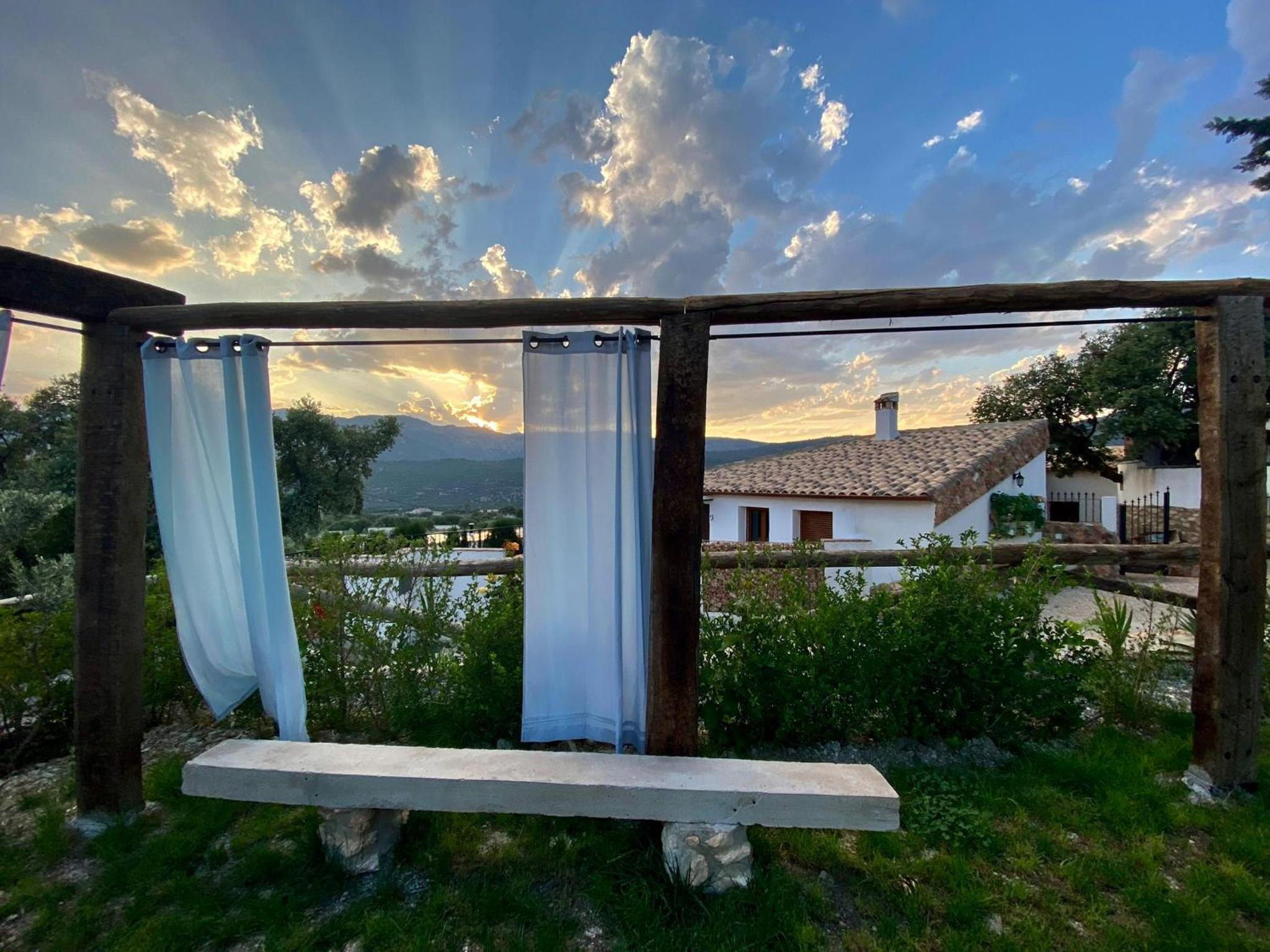 ENTRESIERRAS Apartamentos rurales con chimenea, barbacoa y espacio para eventos
