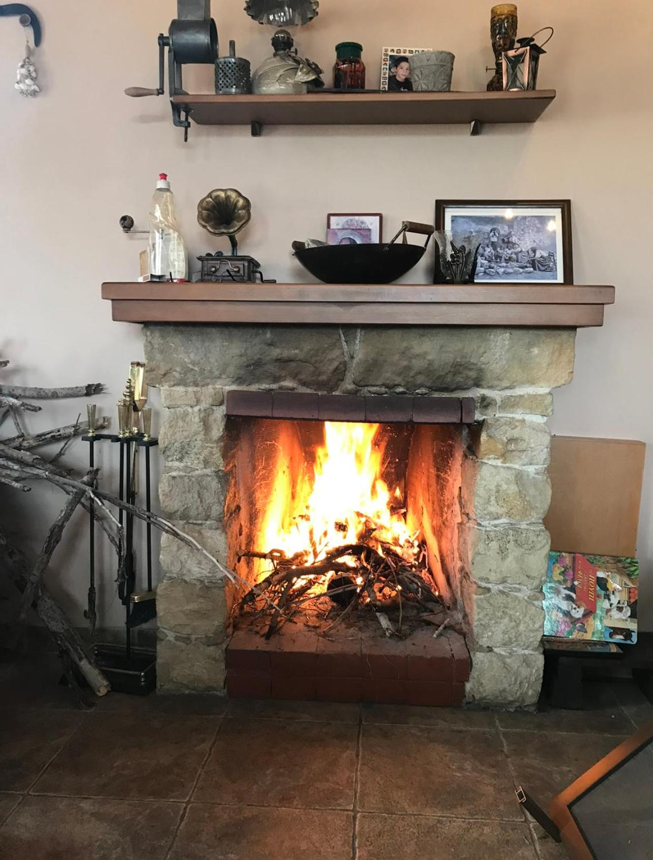 Beautiful 3 Bedr House in Arakapas with fireplace