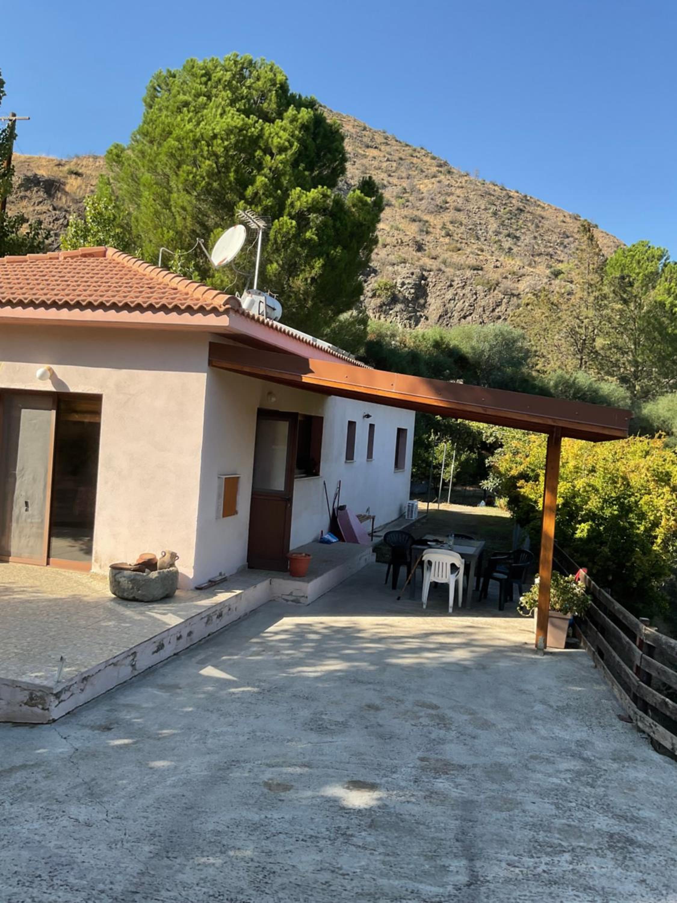 Beautiful 3 Bedr House in Arakapas with fireplace