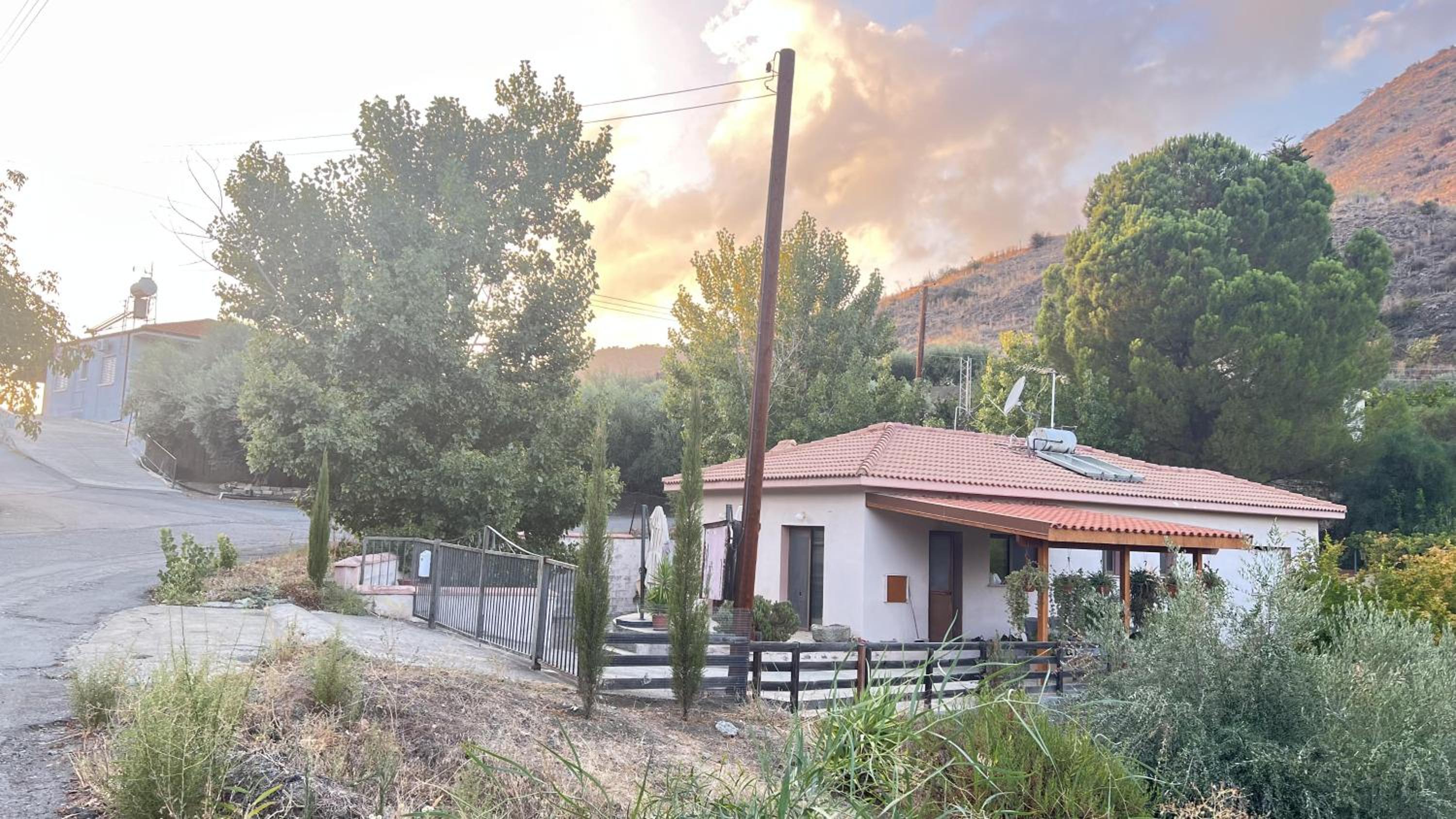 Beautiful 3 Bedr House in Arakapas with fireplace