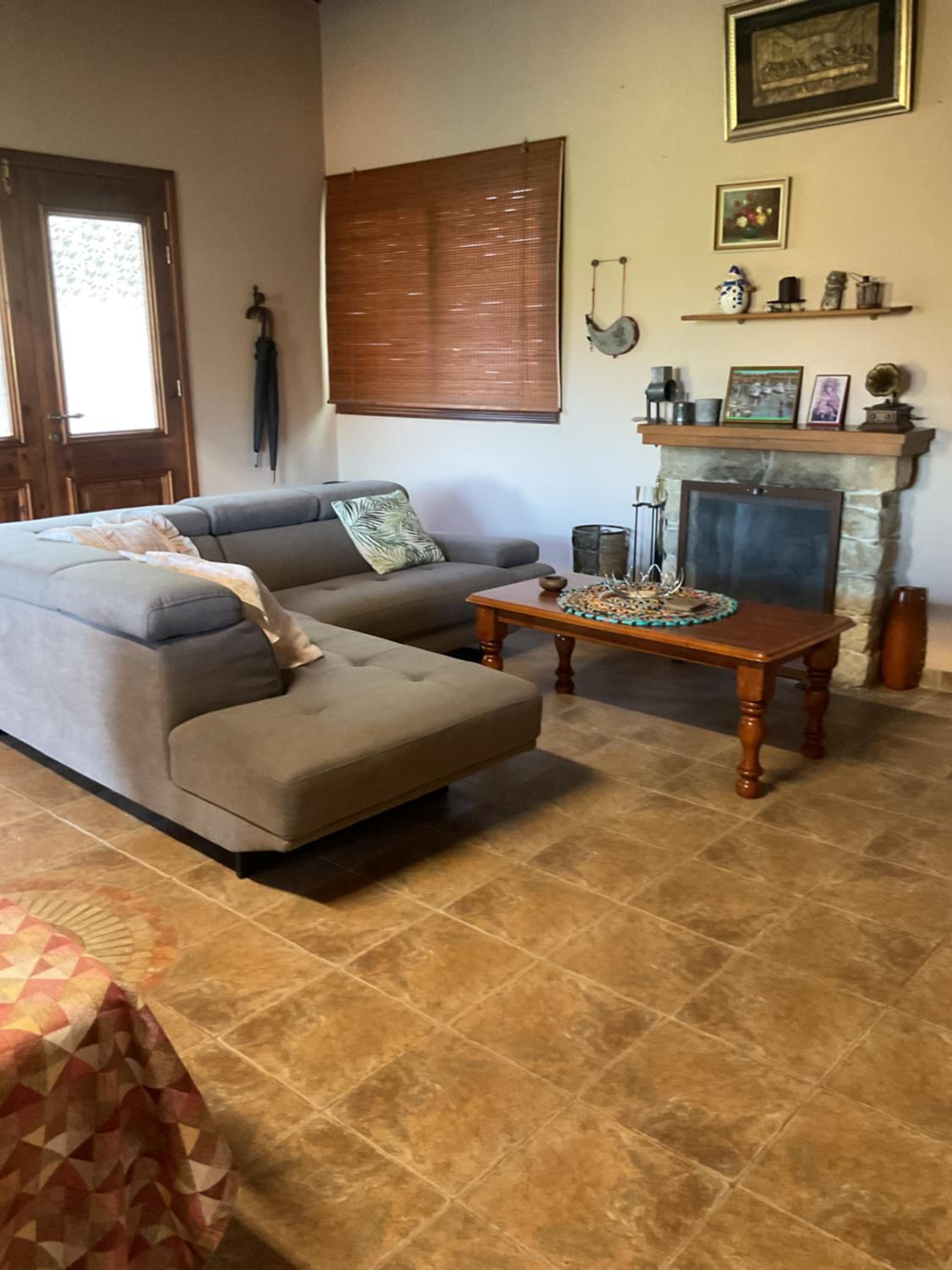 Beautiful 3 Bedr House in Arakapas with fireplace