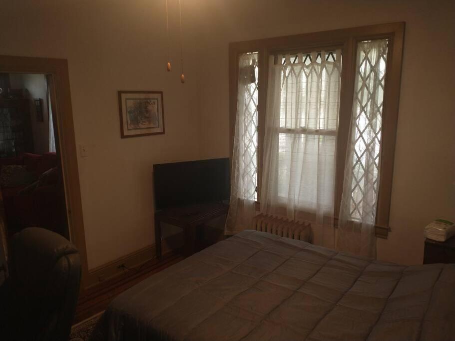 Cozy Cape Cod Bungalow King Queen WD Full Kitchen Wifi Desk view 2