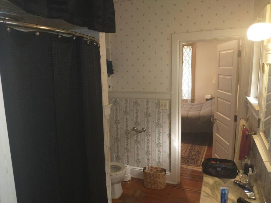 Cozy Cape Cod Bungalow King Queen WD Full Kitchen Wifi Desk view 4