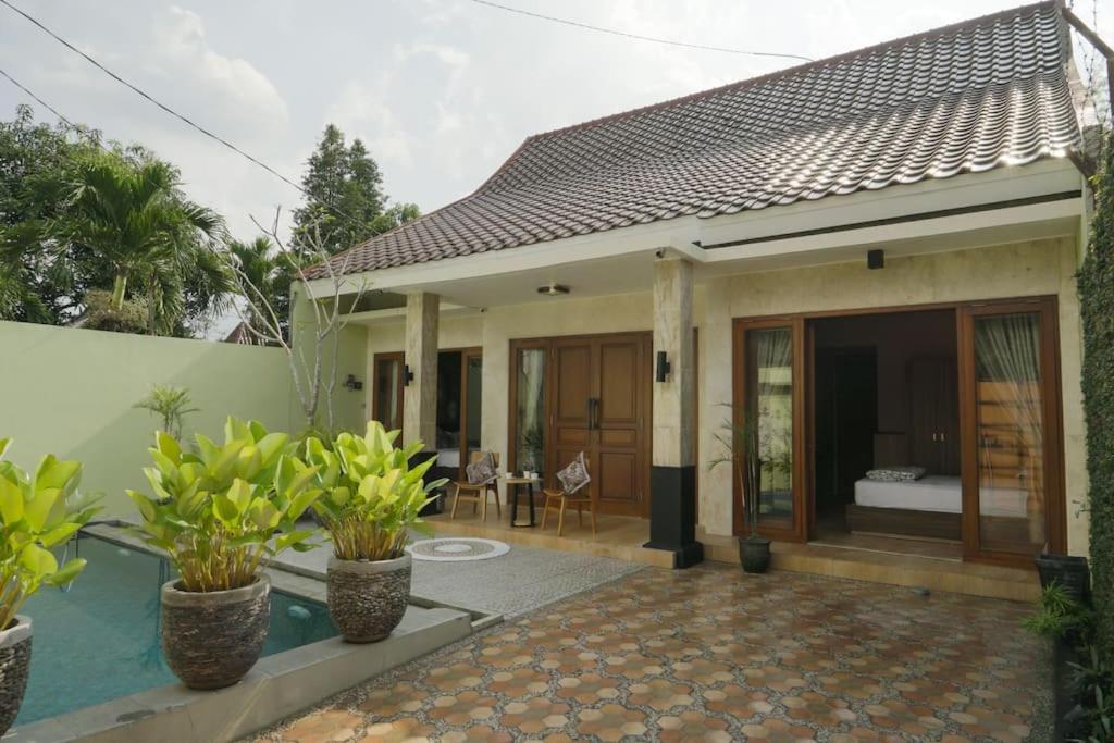 Villa Vanya Jogja (8-10p) private pool view 3