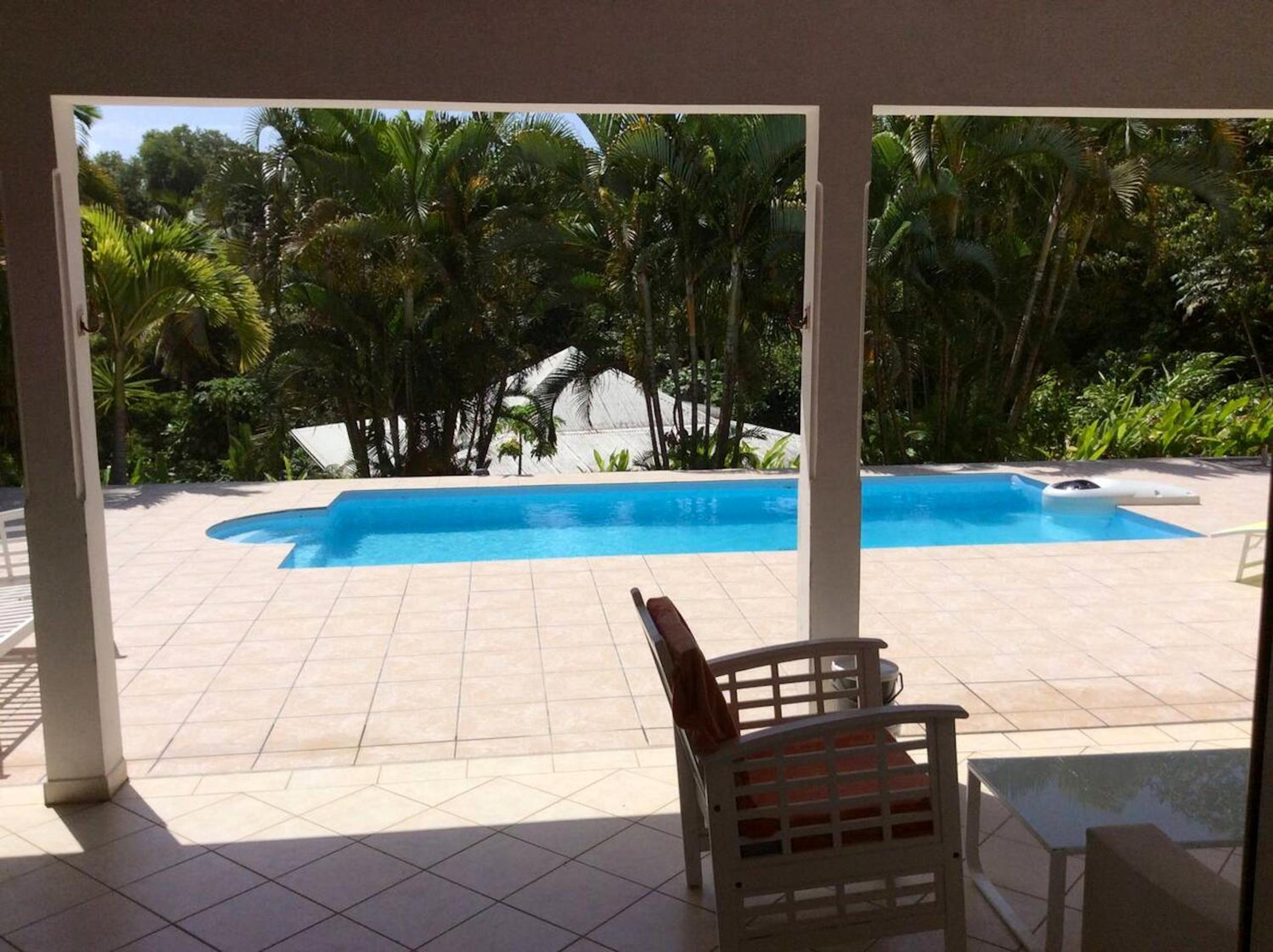Villa charmante à Petit-Bourg avec piscine privée et jardin. view 2