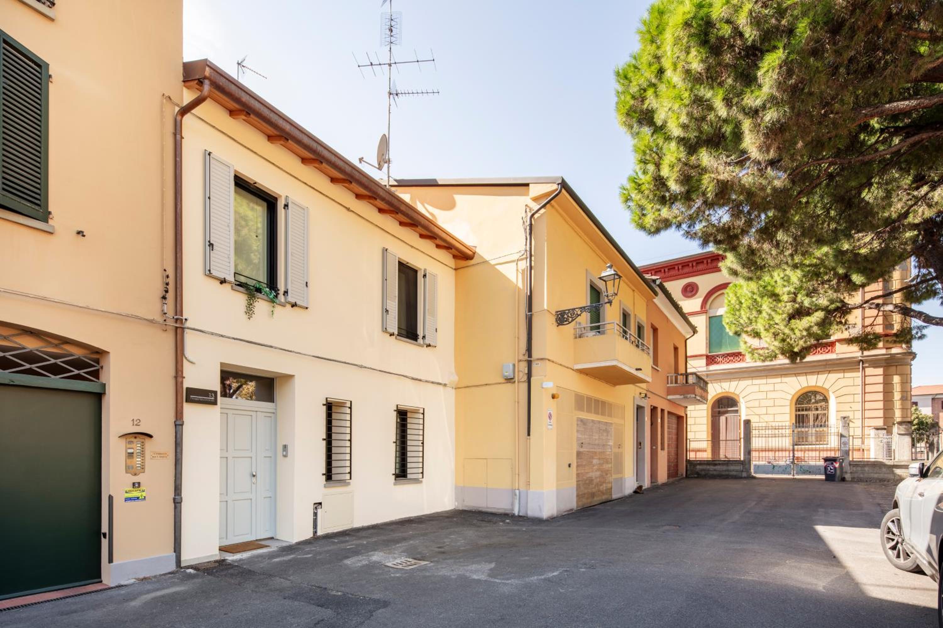 Piazza Savonarola 13
