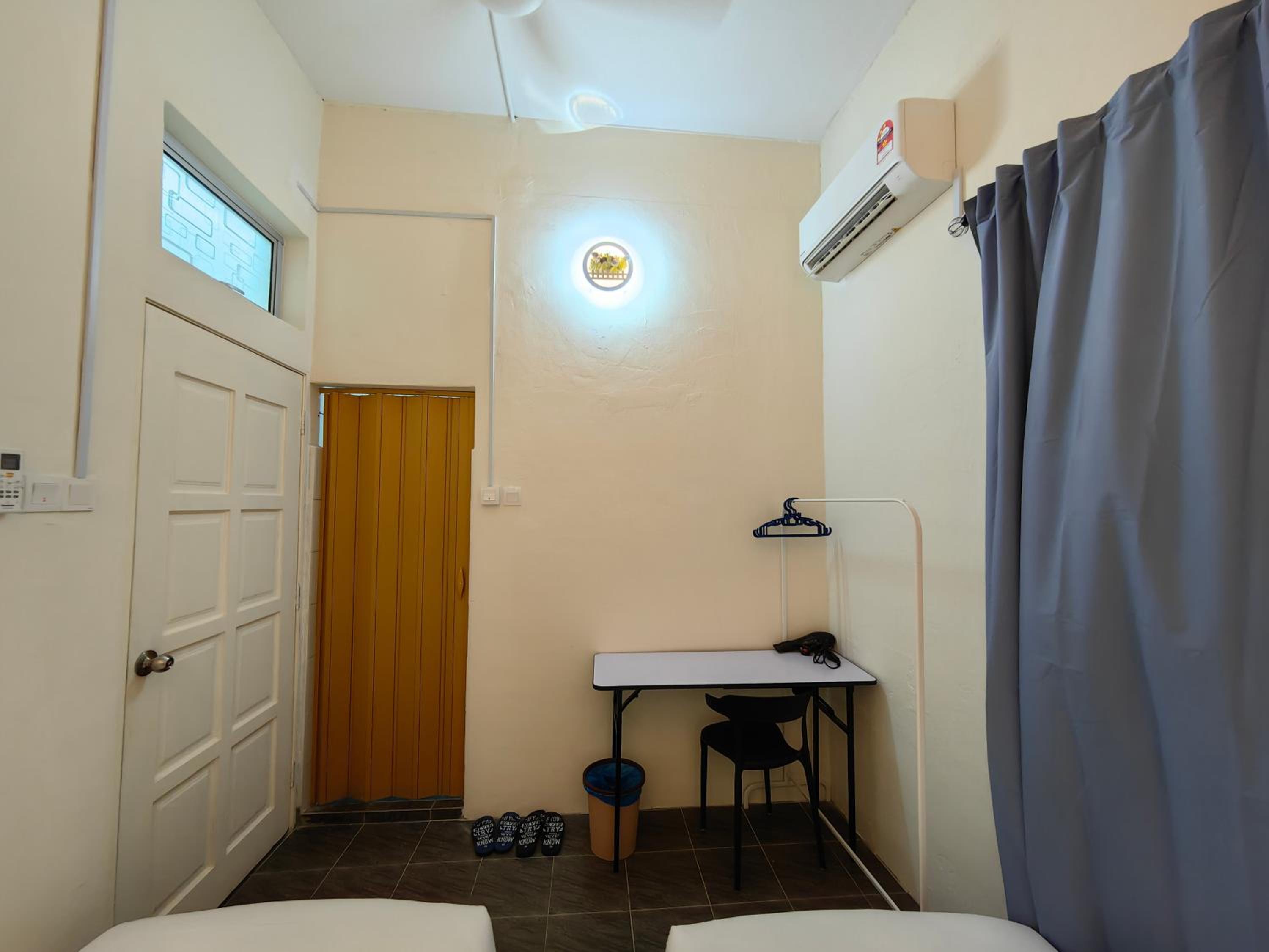 WW Hostel 22A Private Shower photo 5