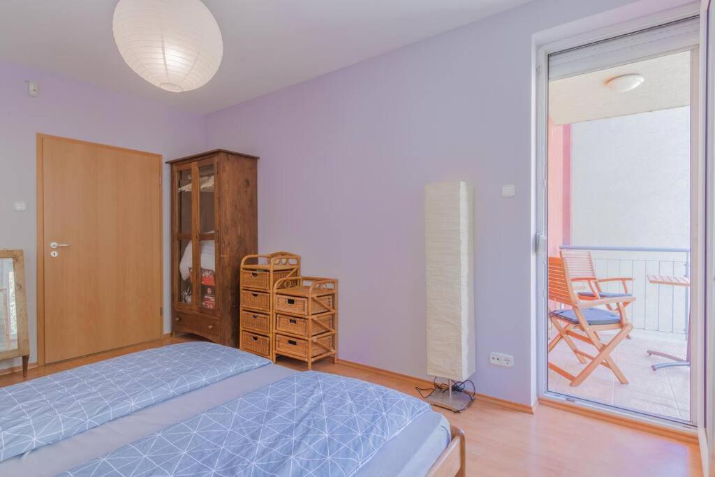 Cosy Pet-friendly flat w balcony @ Orczy Garden view 3