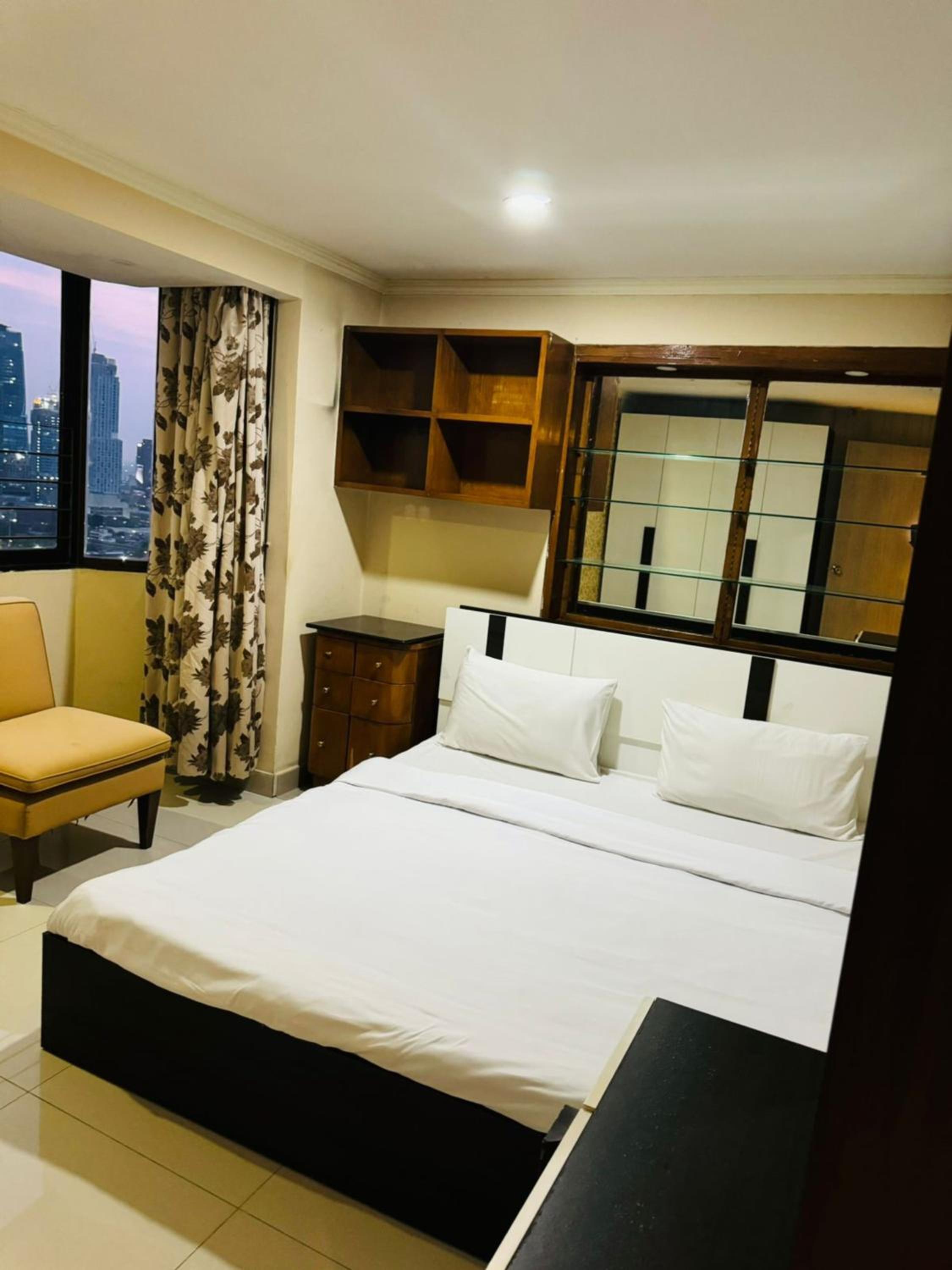 Affordable Serviced Apartments in Nana Omni Tower - Prime Sukhumvit location
