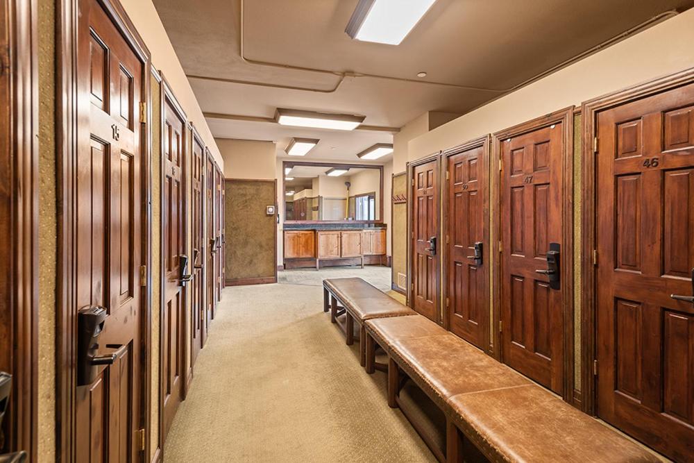 Chamonix 27, Snowmass Ski-in/Ski-out Condo with Pool, Hot Tub, Gym, WiFi & Washer/Dryer