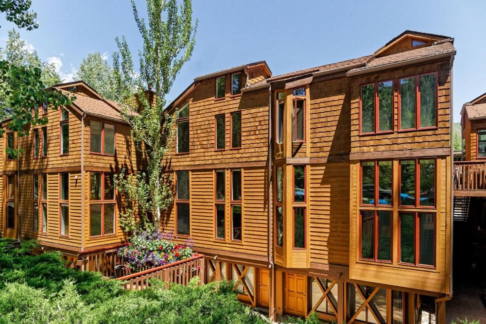 Old Hundred Unit 102, Townhouse with Treetop Views & Excellent Location, 3 Blocks to Ski Slopes