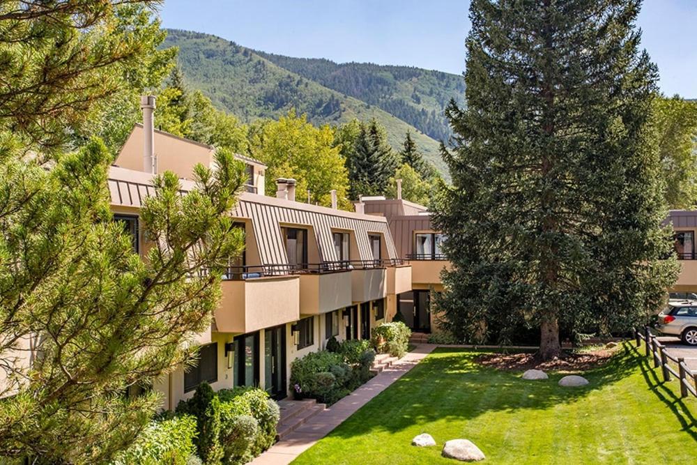 Aspen Townhouse East Unit 7, Exceptional Location view 3