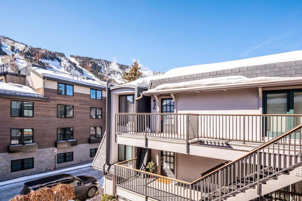 Chateau Dumont Unit 15, Spacious Top Floor Condo, Two Blocks from Aspen Mountain view 3