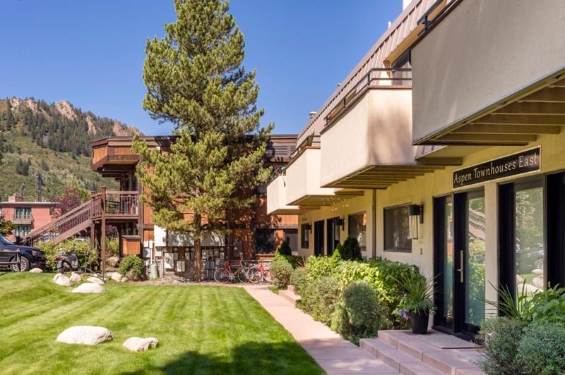 Aspen Townhouse East Unit 4, Townhouse in Downtown Aspen with Private Balcony