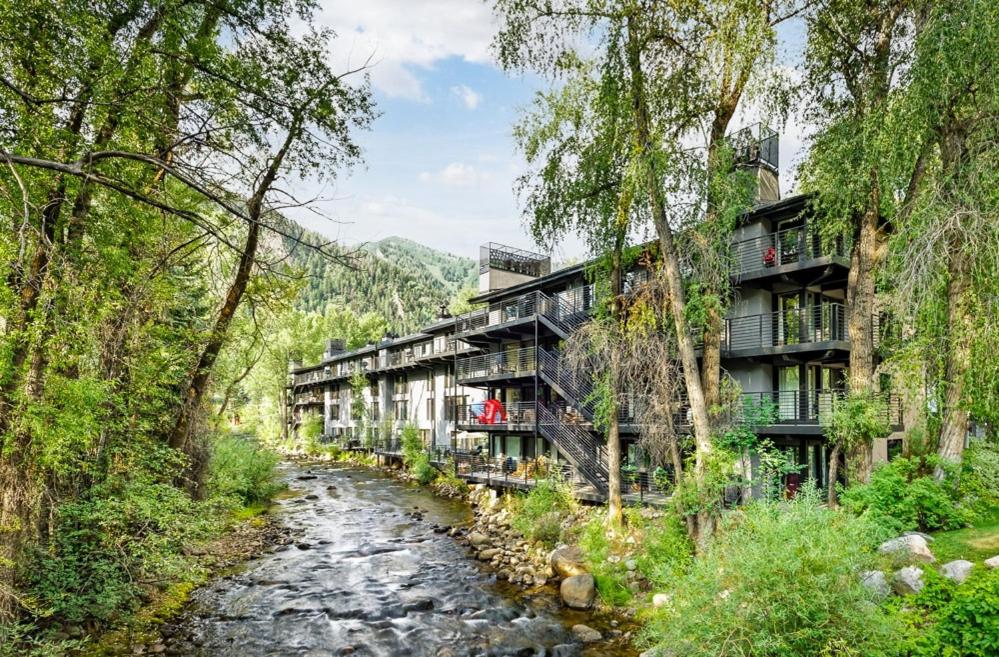 Chateau Roaring Fork 7, Deluxe Condo Overlooking the River, Four Blocks to Downtown Aspen view 3