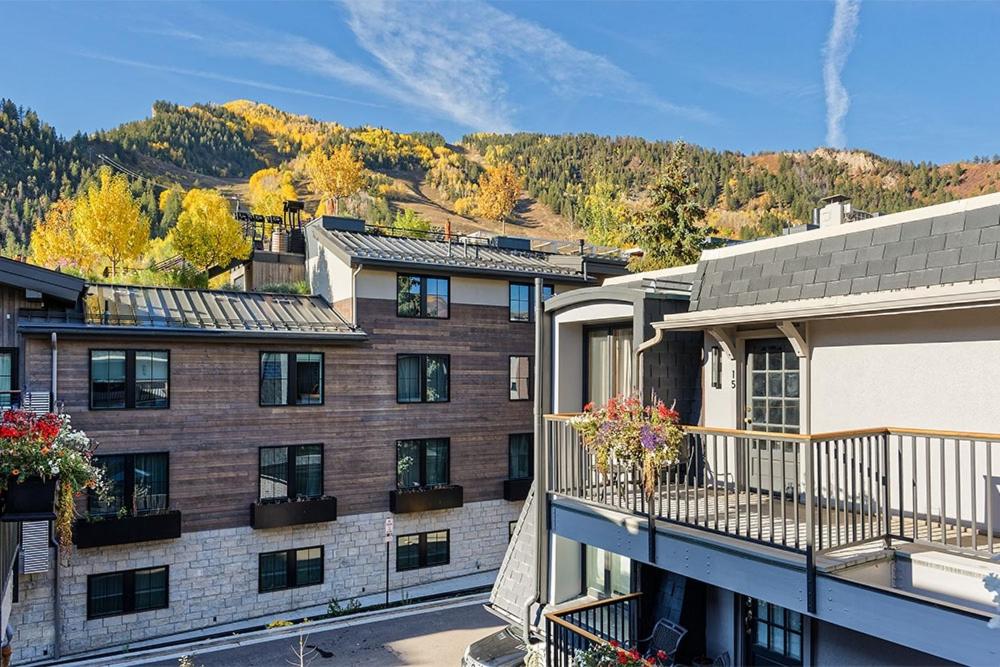 Chateau Dumont Unit 14, Spacious 3 Bedroom Condo, 1 Block from Downtown Aspen view 3