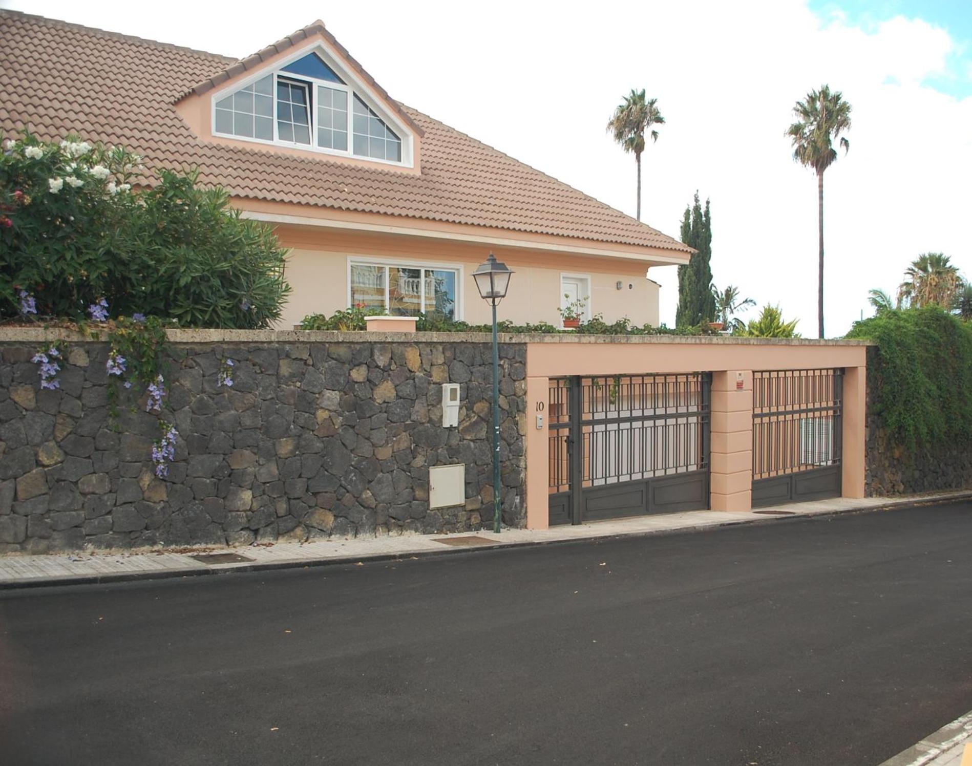 Luxury Villa with Pool Sea and Mountain Views in Puerto de la Cruz view 5