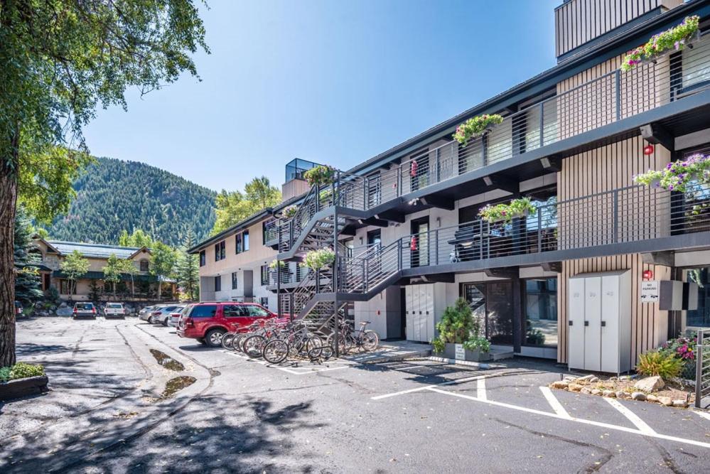 Chateau Roaring Fork Unit 38, Condo with Private Deck, 4 Blocks from Downtown view 4