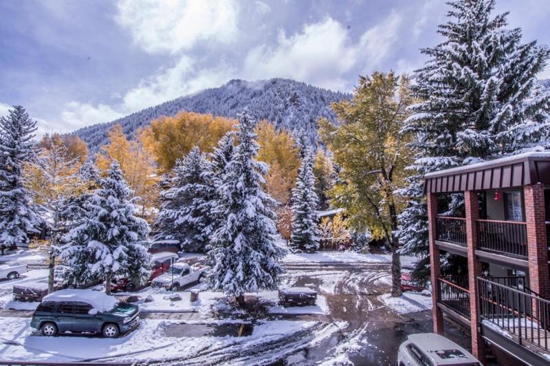 Silverglo Unit 305, Elegant Deluxe Condo with Wood-Burning Fireplace and Access to Pool view 2