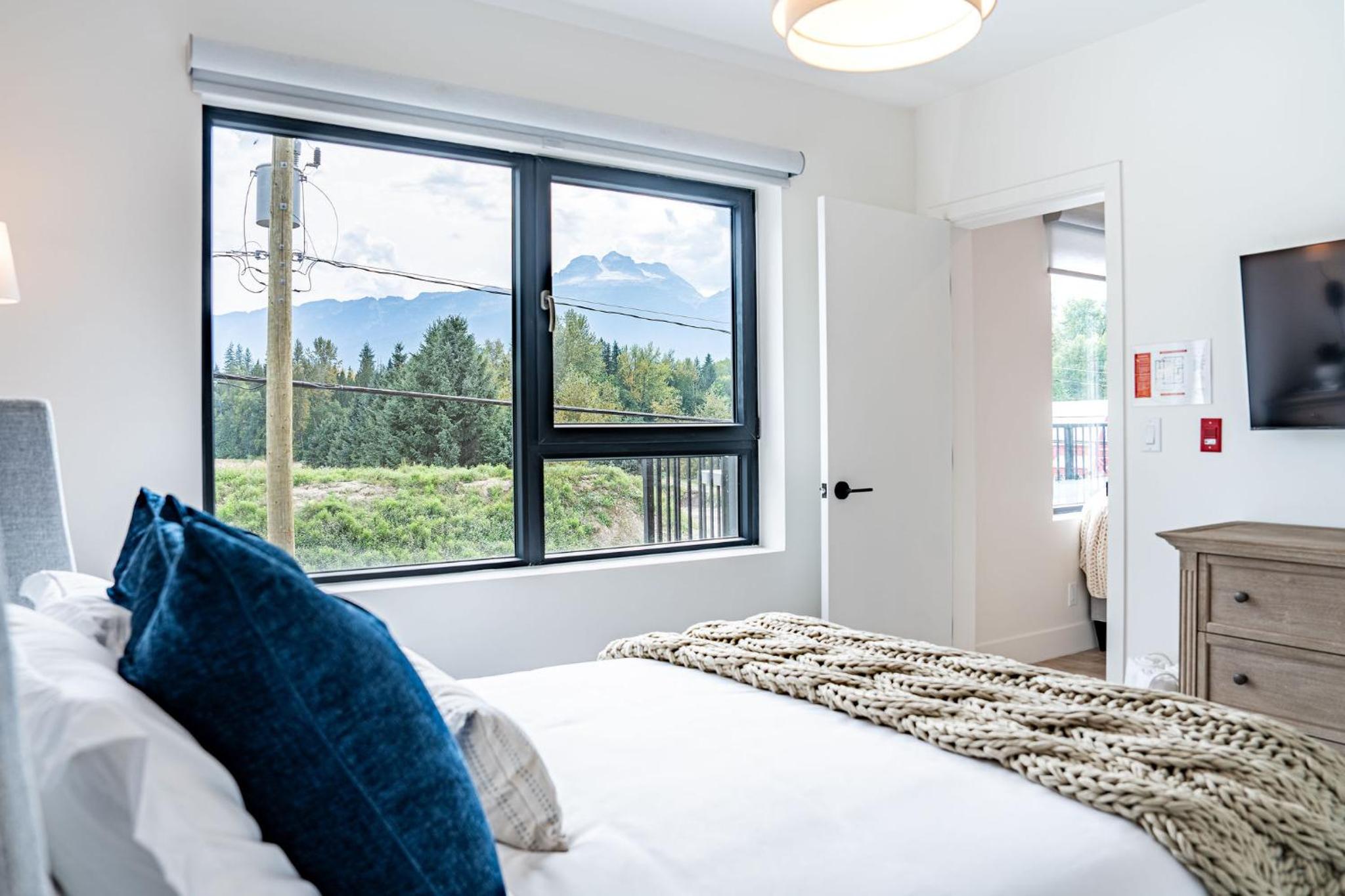 Stoked 4Ever - Revelstoke Condo (+Hot Tub)