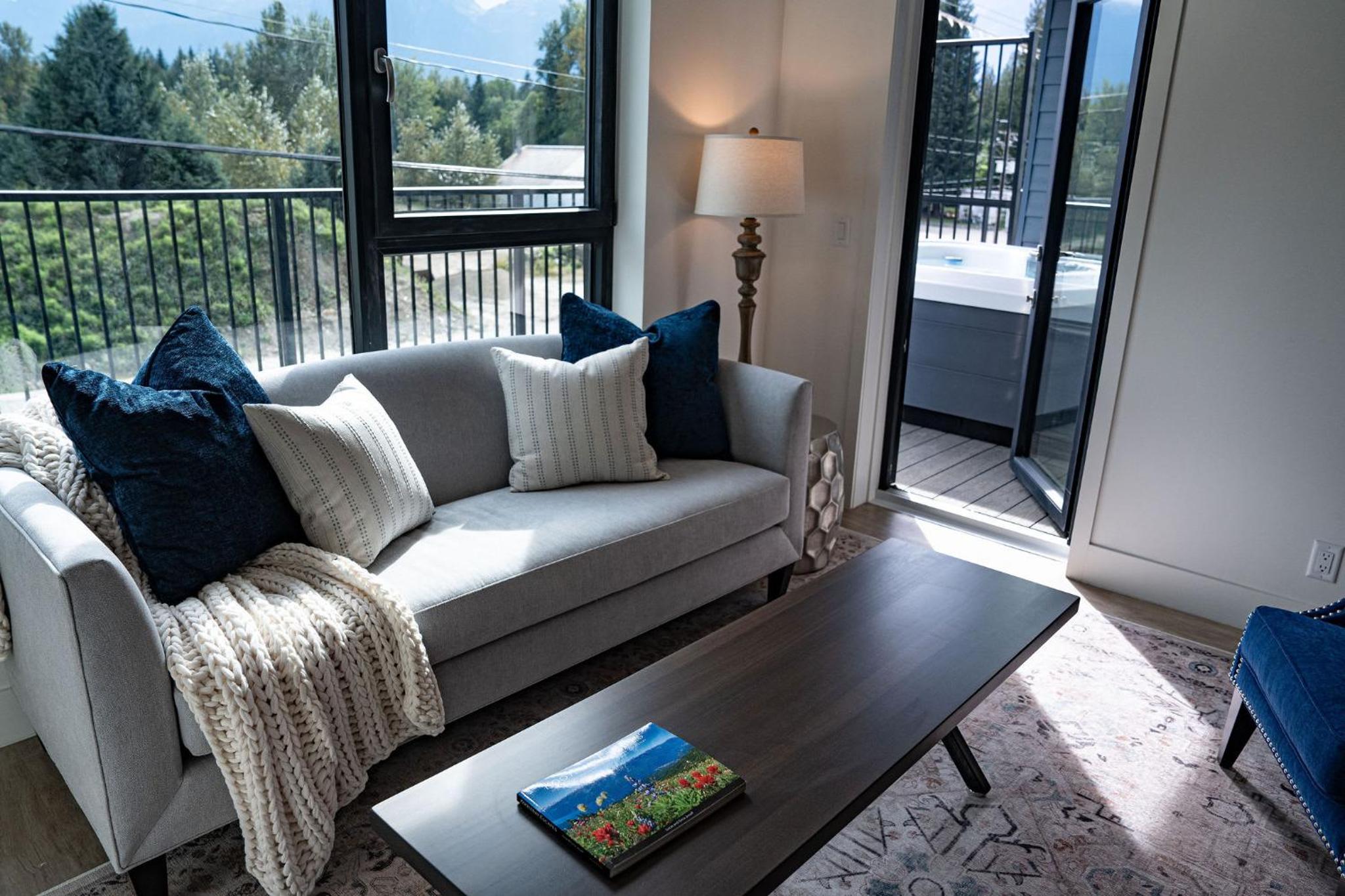 Stoked 4Ever - Revelstoke Condo (+Hot Tub)