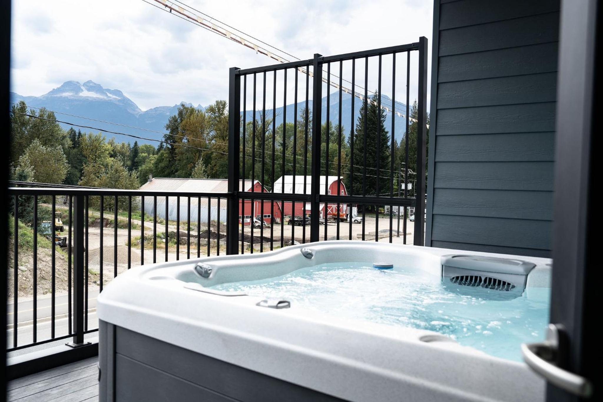 Stoked 4Ever - Revelstoke Condo (+Hot Tub)