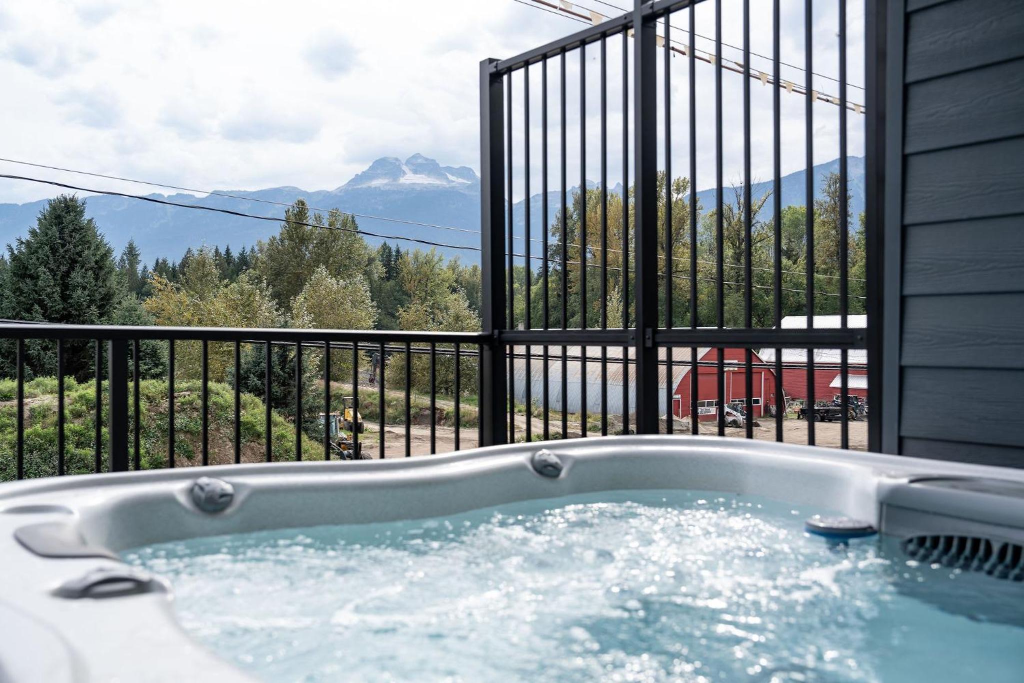 Stoked 4Ever - Revelstoke Condo (+Hot Tub)