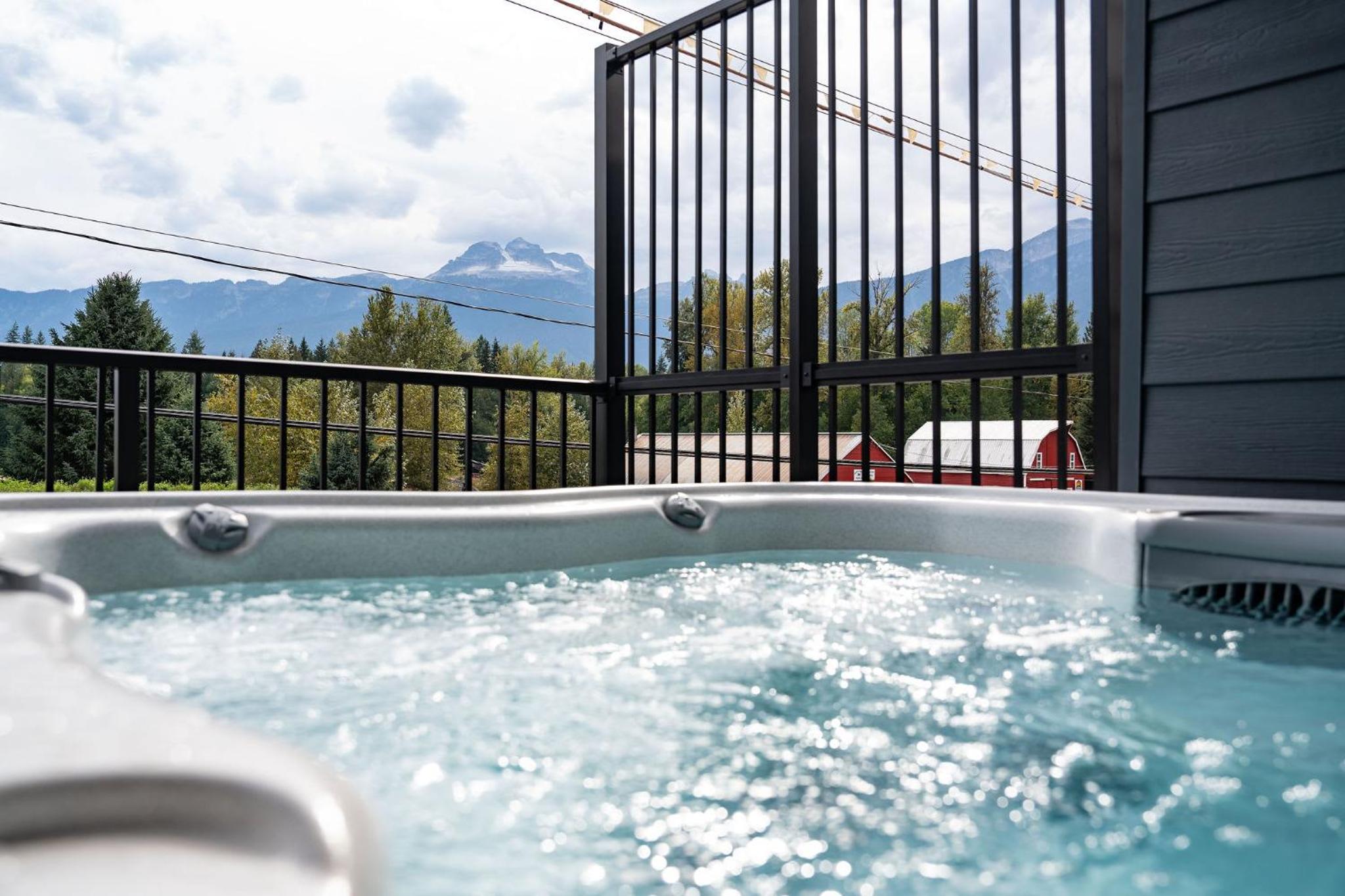 Stoked 4Ever - Revelstoke Condo (+Hot Tub)