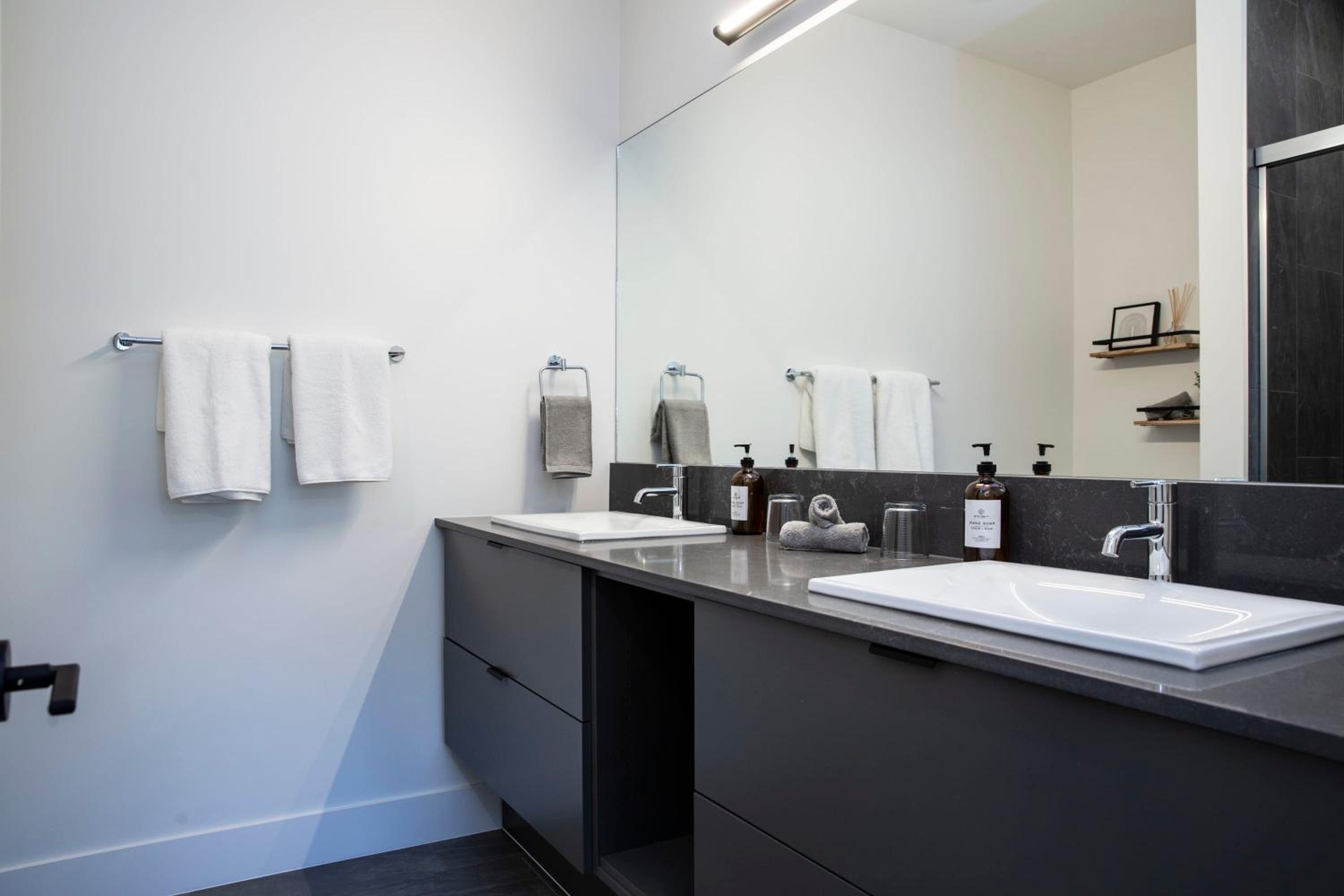 Selkirk Powder Dream - Cozy Condo (+Hot Tub)