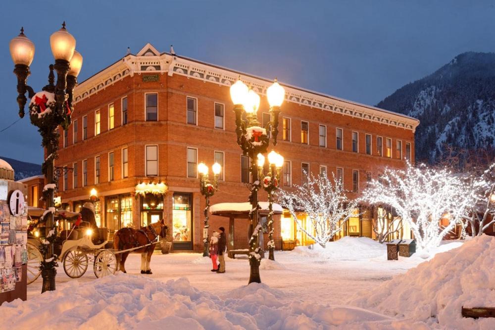Independence Square 300, Newly Renovated Studio in Downtown Aspen, w/ Rooftop & Hot tub view 4