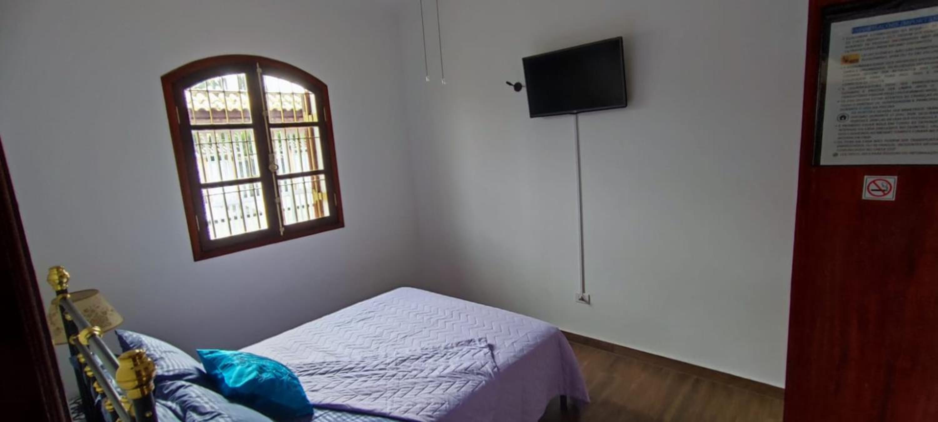 Casa Rosa de Peruíbe - Casa de Temporada 3 dormitórios, 10 hóspedes, piscina, wi-fi, netflix, 800 metros da praia
