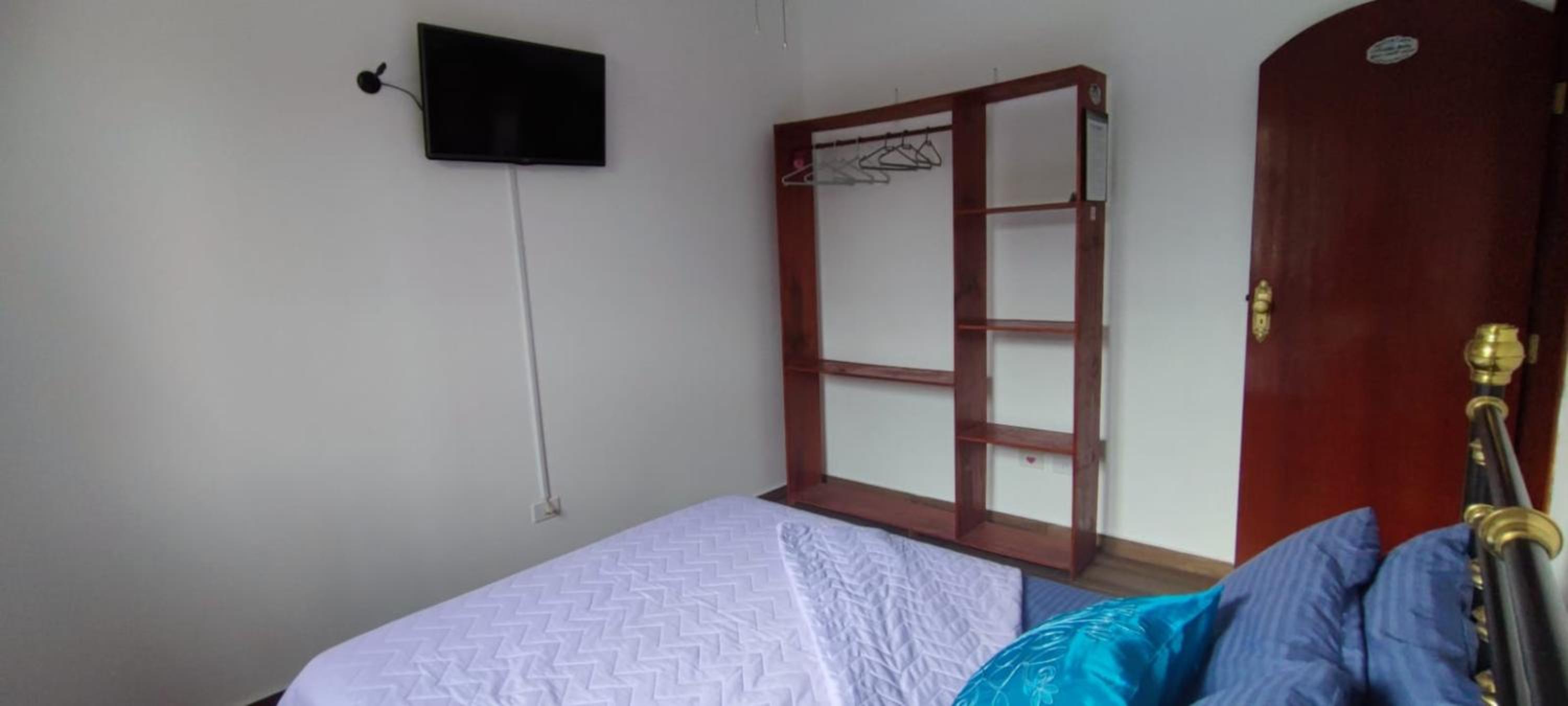 Casa Rosa de Peruíbe - Casa de Temporada 3 dormitórios, 10 hóspedes, piscina, wi-fi, netflix, 800 metros da praia