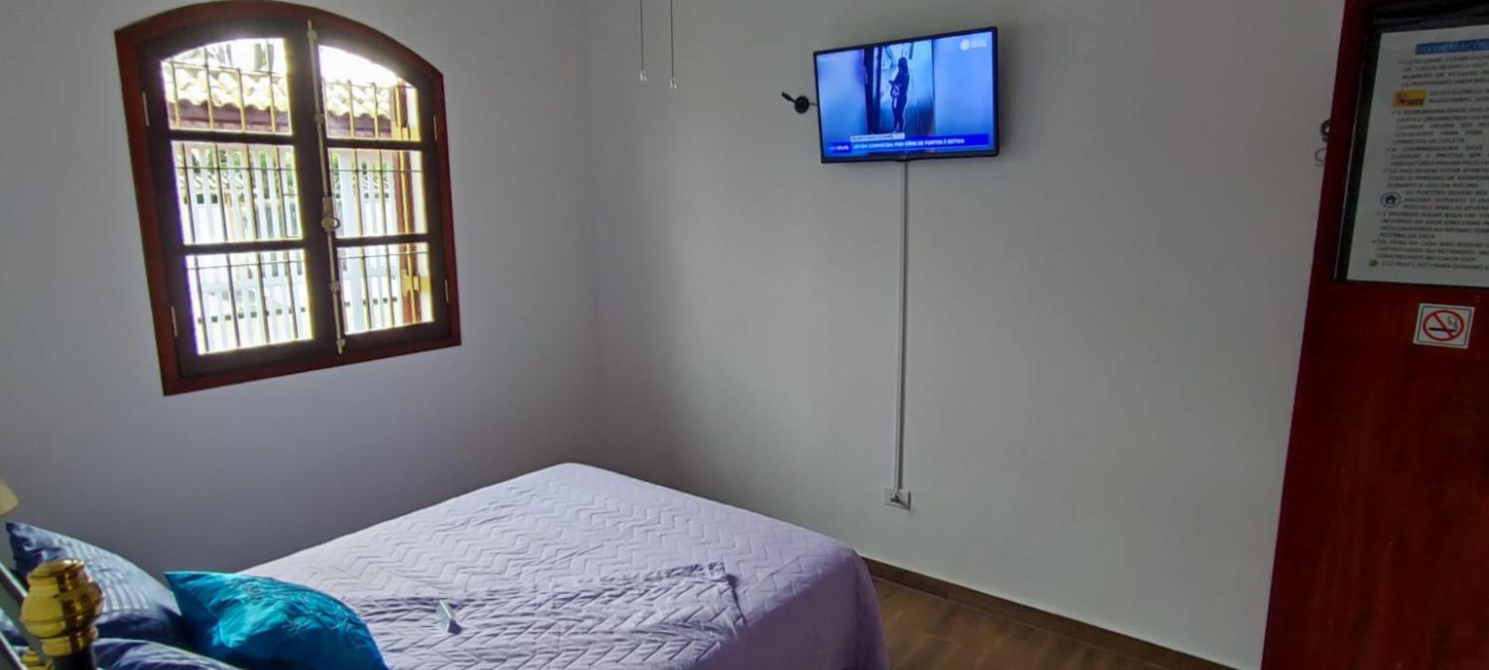 Casa Rosa de Peruíbe - Casa de Temporada 3 dormitórios, 10 hóspedes, piscina, wi-fi, netflix, 800 metros da praia