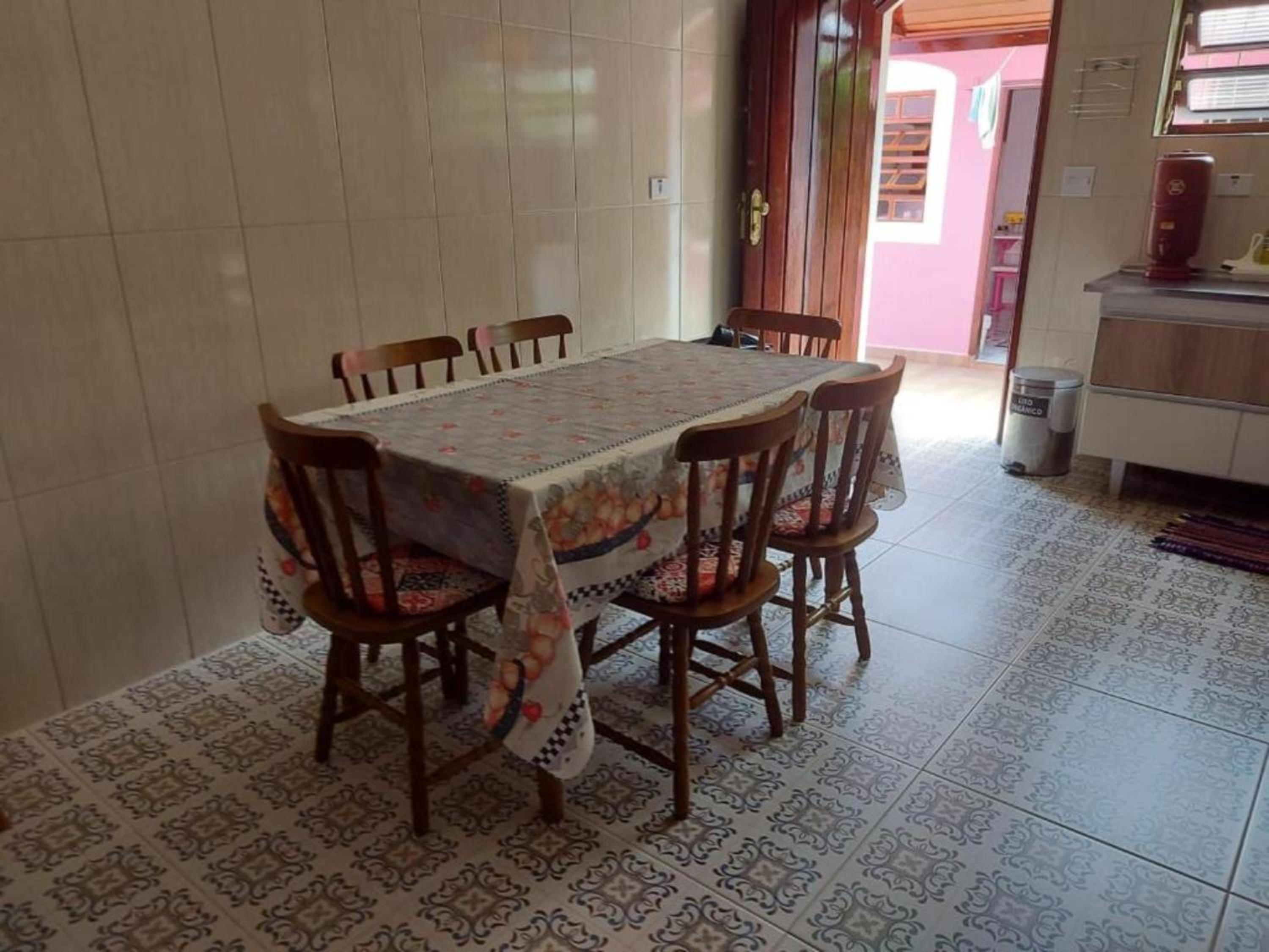 Casa Rosa de Peruíbe - Casa de Temporada 3 dormitórios, 10 hóspedes, piscina, wi-fi, netflix, 800 metros da praia