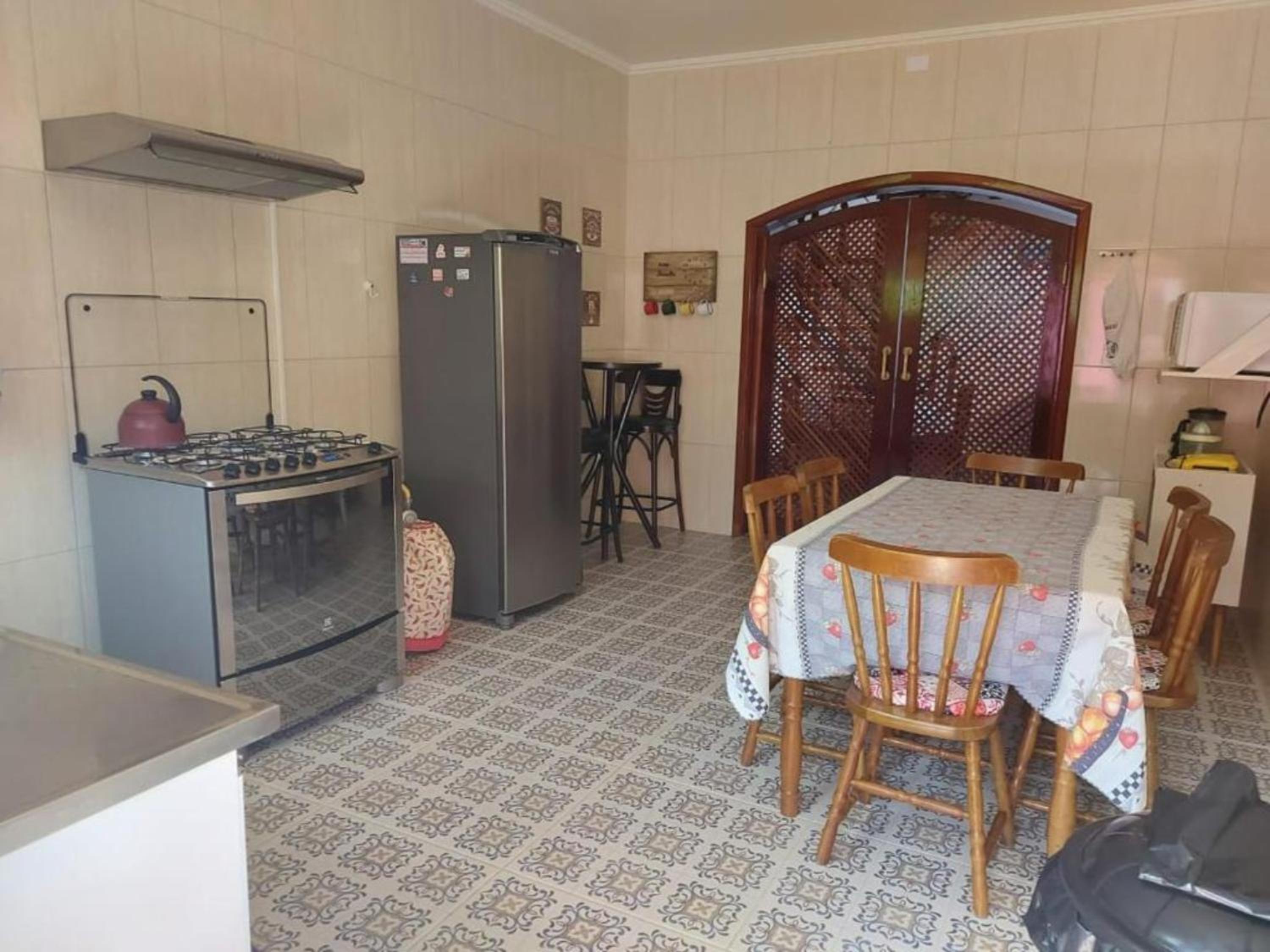 Casa Rosa de Peruíbe - Casa de Temporada 3 dormitórios, 10 hóspedes, piscina, wi-fi, netflix, 800 metros da praia