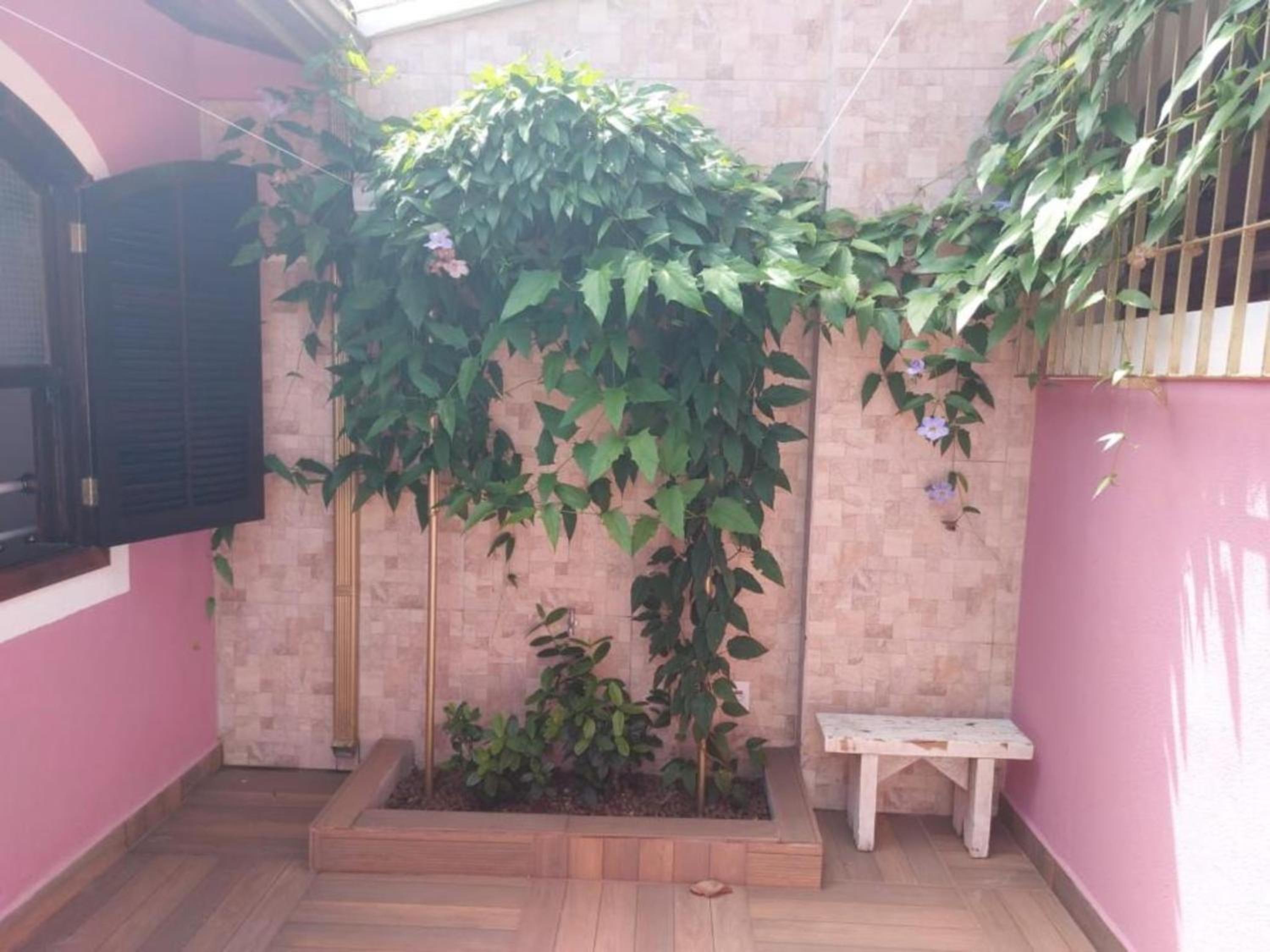 Casa Rosa de Peruíbe - Casa de Temporada 3 dormitórios, 10 hóspedes, piscina, wi-fi, netflix, 800 metros da praia