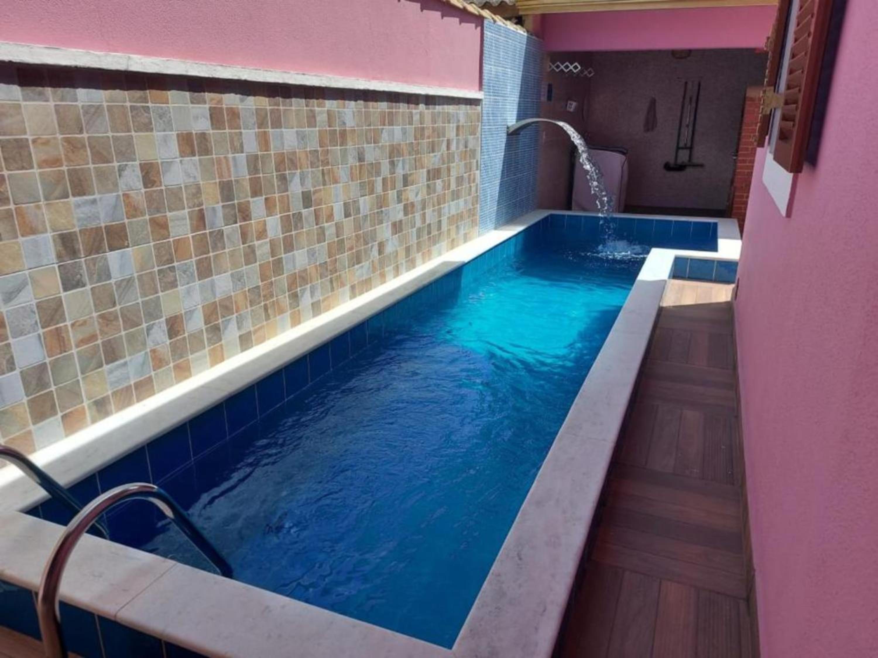 Casa Rosa de Peruíbe - Casa de Temporada 3 dormitórios, 10 hóspedes, piscina, wi-fi, netflix, 800 metros da praia