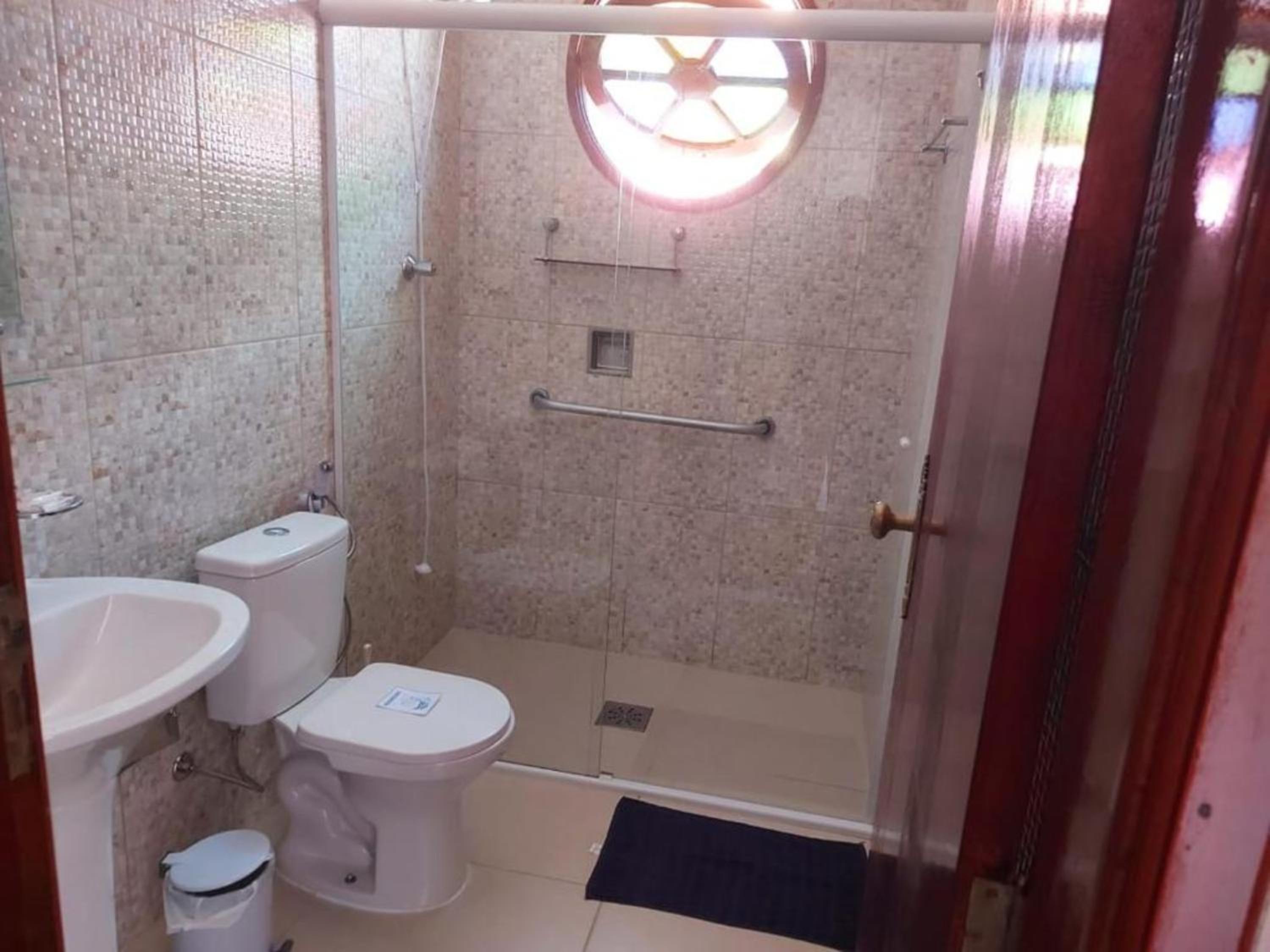 Casa Rosa de Peruíbe - Casa de Temporada 3 dormitórios, 10 hóspedes, piscina, wi-fi, netflix, 800 metros da praia