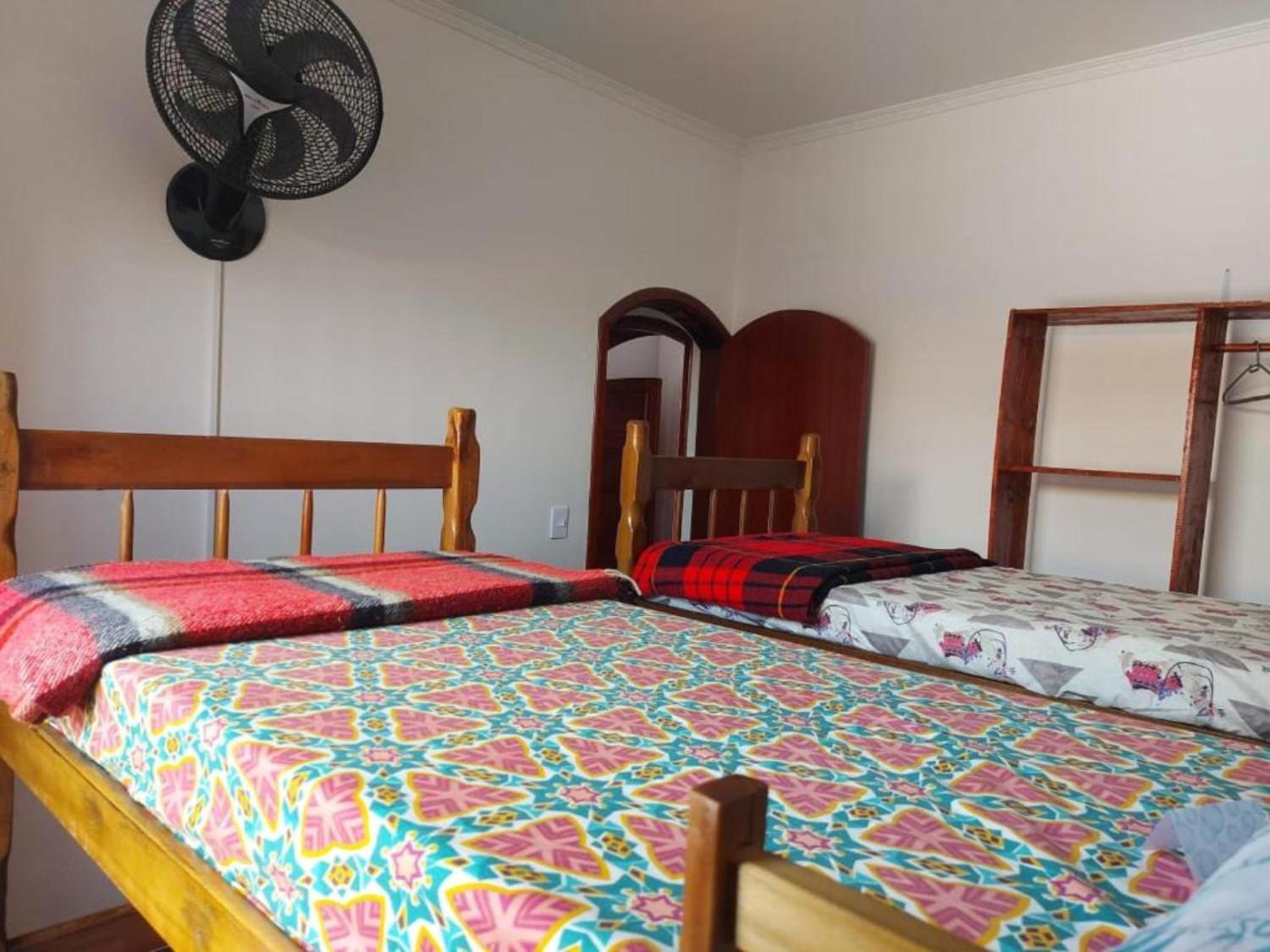Casa Rosa de Peruíbe - Casa de Temporada 3 dormitórios, 10 hóspedes, piscina, wi-fi, netflix, 800 metros da praia