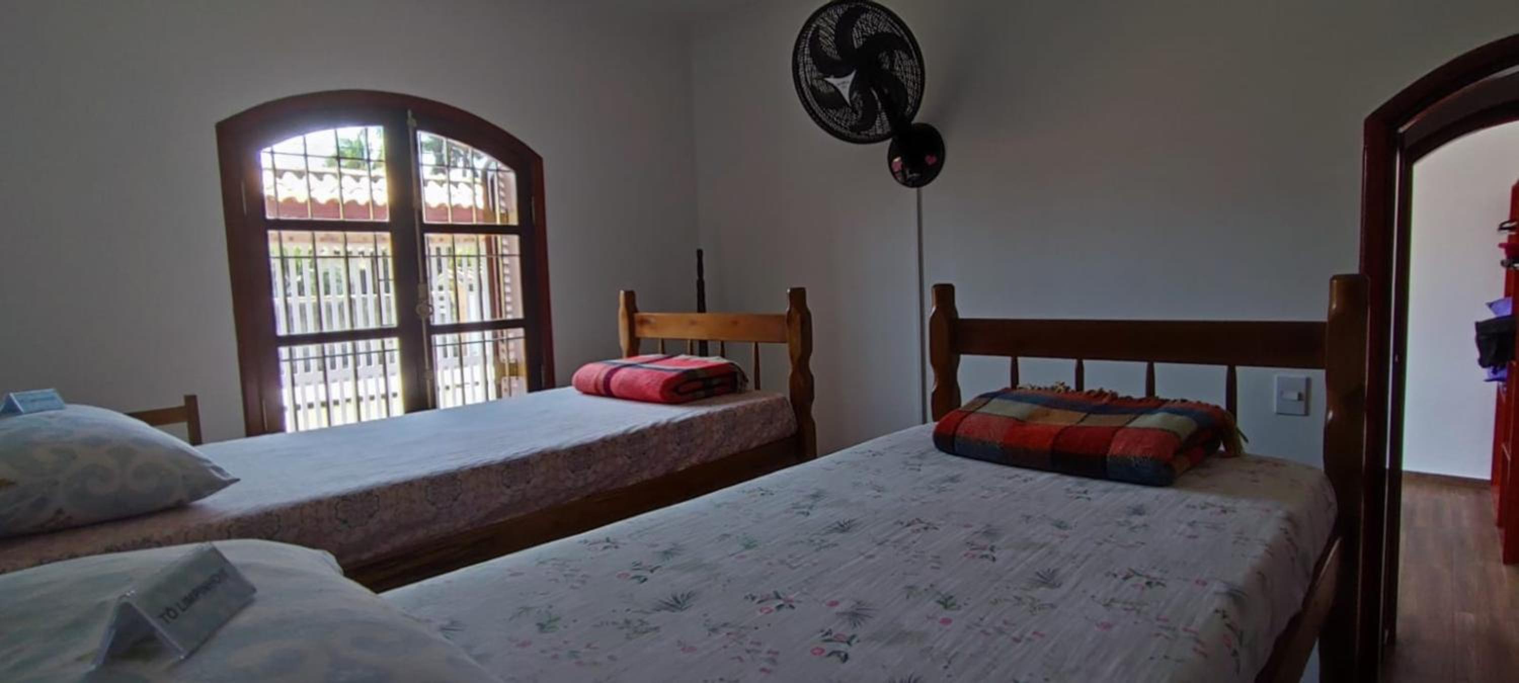 Casa Rosa de Peruíbe - Casa de Temporada 3 dormitórios, 10 hóspedes, piscina, wi-fi, netflix, 800 metros da praia