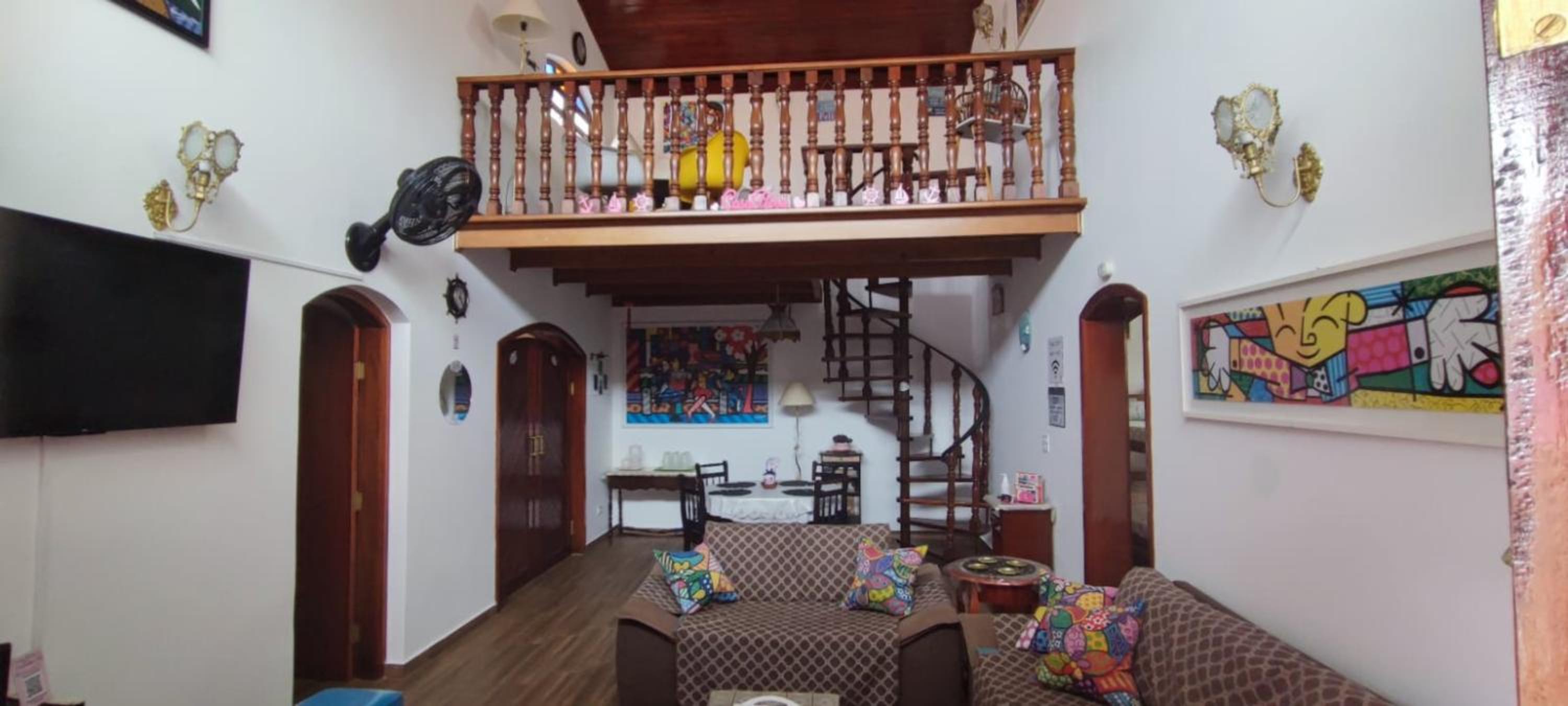 Casa Rosa de Peruíbe - Casa de Temporada 3 dormitórios, 10 hóspedes, piscina, wi-fi, netflix, 800 metros da praia