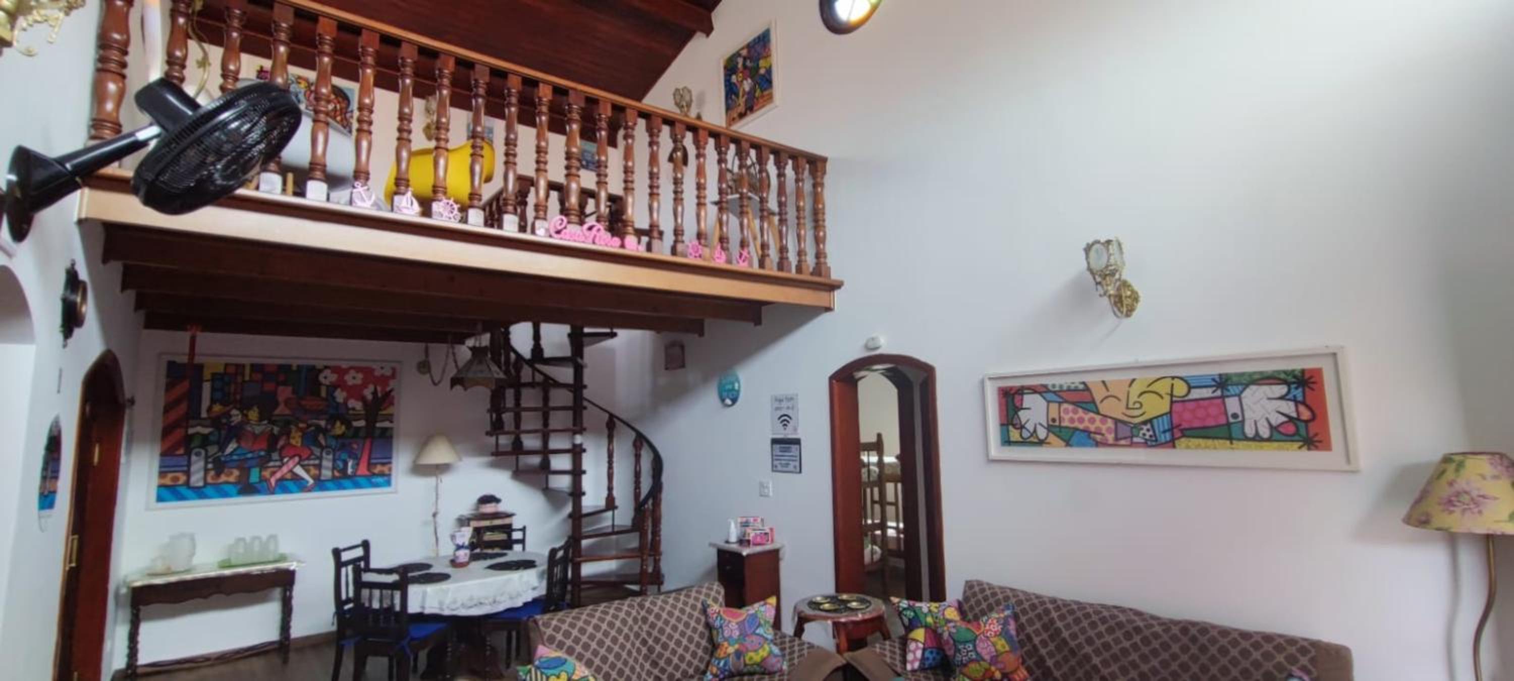Casa Rosa de Peruíbe - Casa de Temporada 3 dormitórios, 10 hóspedes, piscina, wi-fi, netflix, 800 metros da praia
