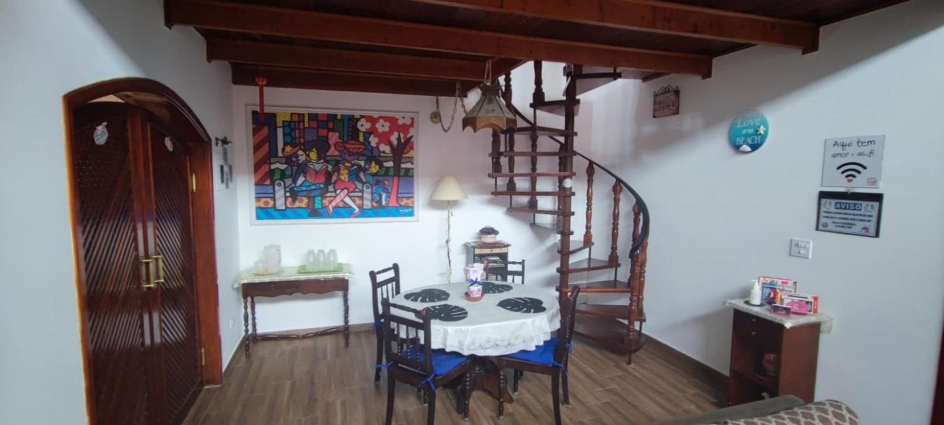 Casa Rosa de Peruíbe - Casa de Temporada 3 dormitórios, 10 hóspedes, piscina, wi-fi, netflix, 800 metros da praia