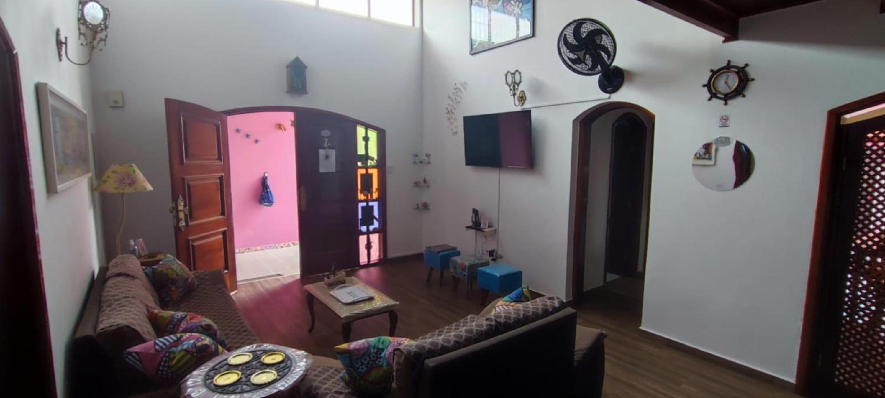 Casa Rosa de Peruíbe - Casa de Temporada 3 dormitórios, 10 hóspedes, piscina, wi-fi, netflix, 800 metros da praia