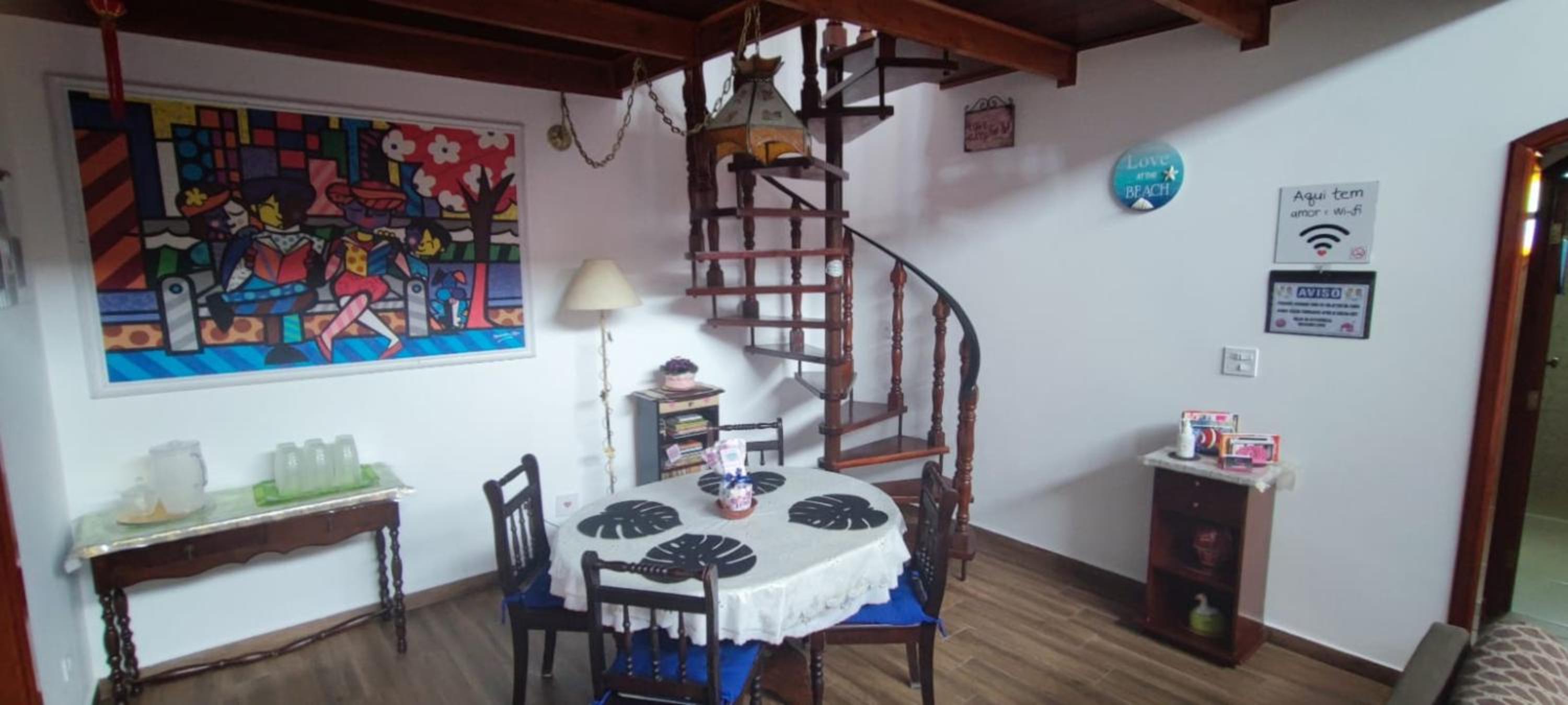Casa Rosa de Peruíbe - Casa de Temporada 3 dormitórios, 10 hóspedes, piscina, wi-fi, netflix, 800 metros da praia