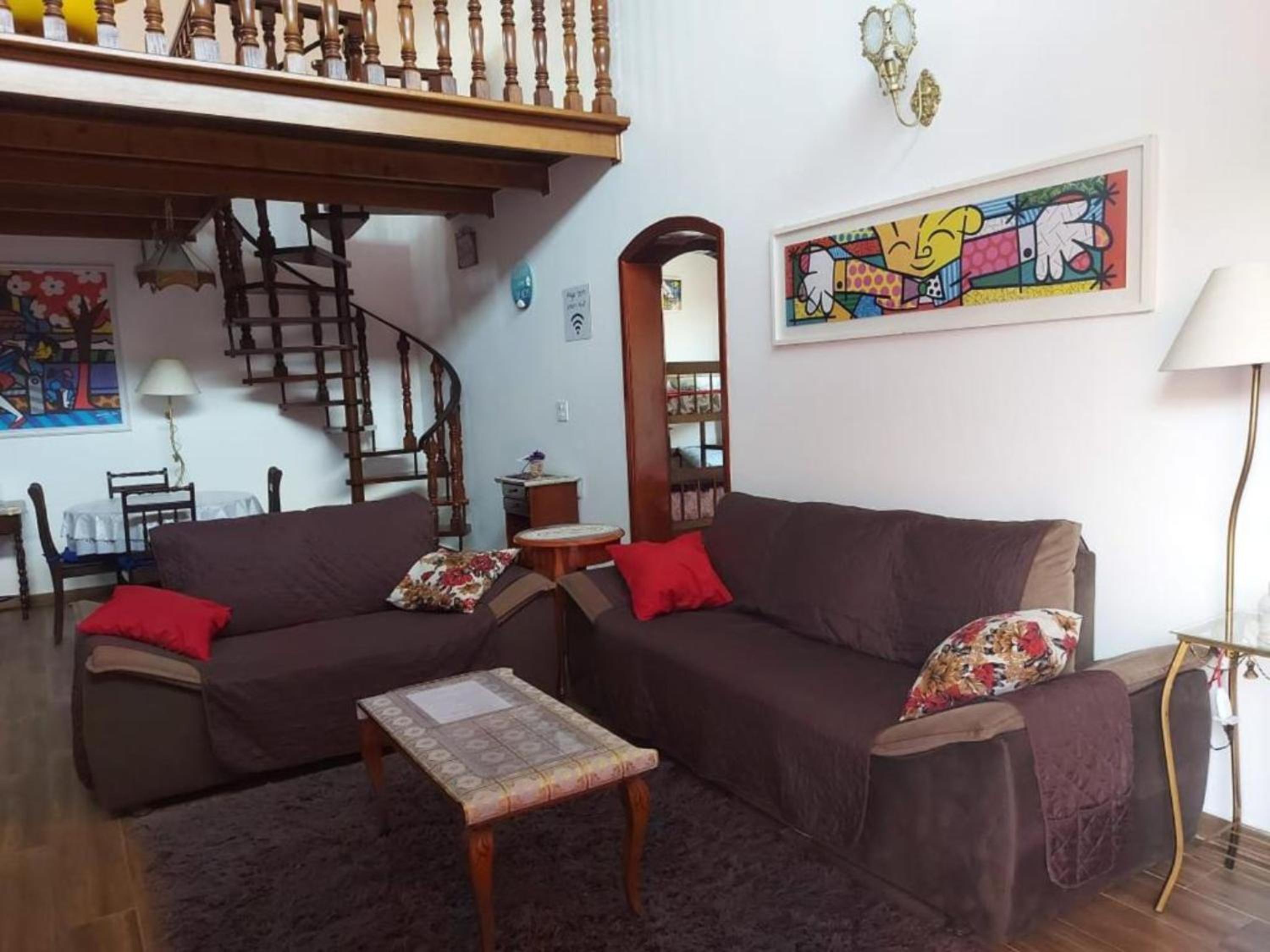 Casa Rosa de Peruíbe - Casa de Temporada 3 dormitórios, 10 hóspedes, piscina, wi-fi, netflix, 800 metros da praia