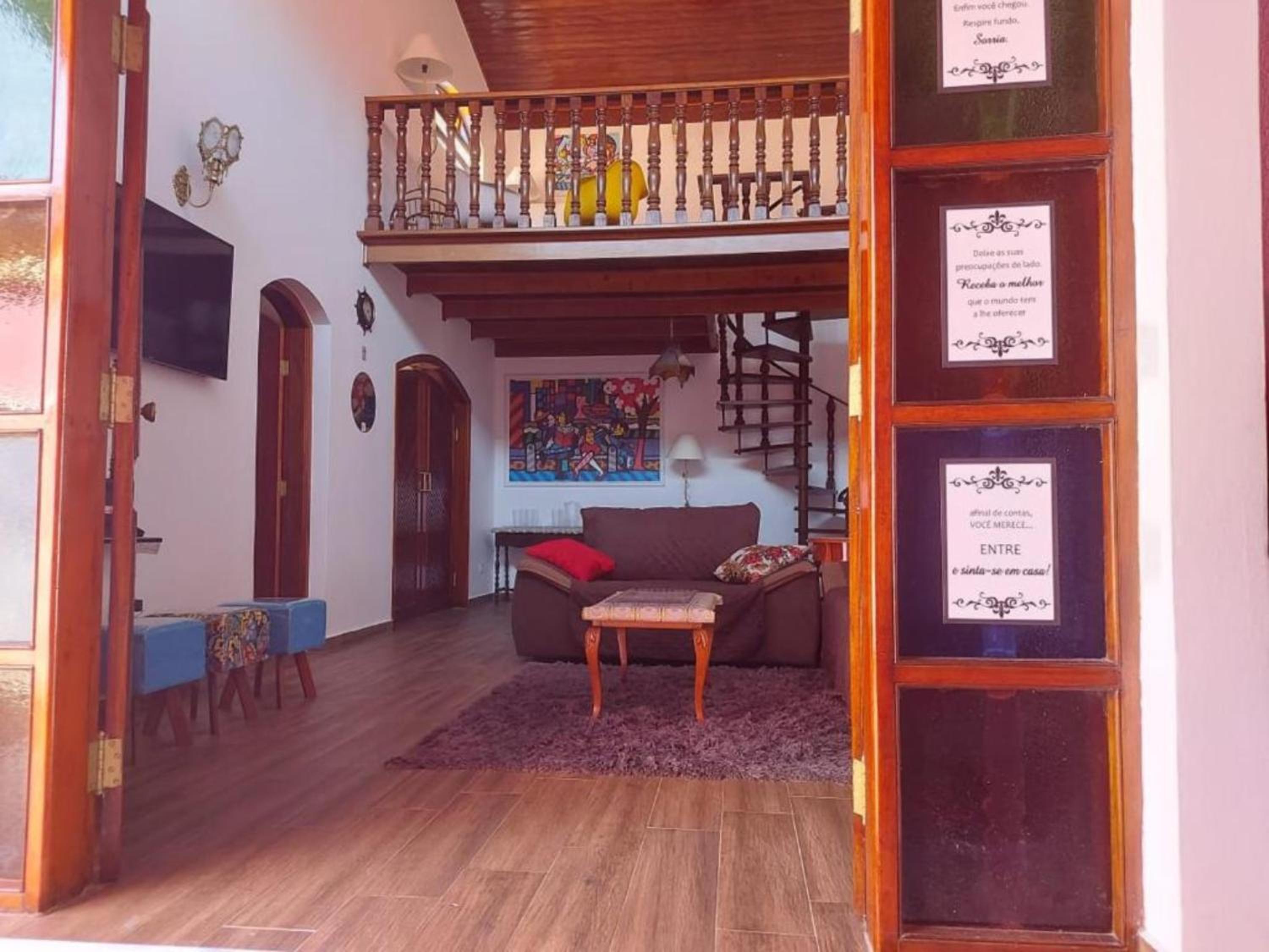 Casa Rosa de Peruíbe - Casa de Temporada 3 dormitórios, 10 hóspedes, piscina, wi-fi, netflix, 800 metros da praia
