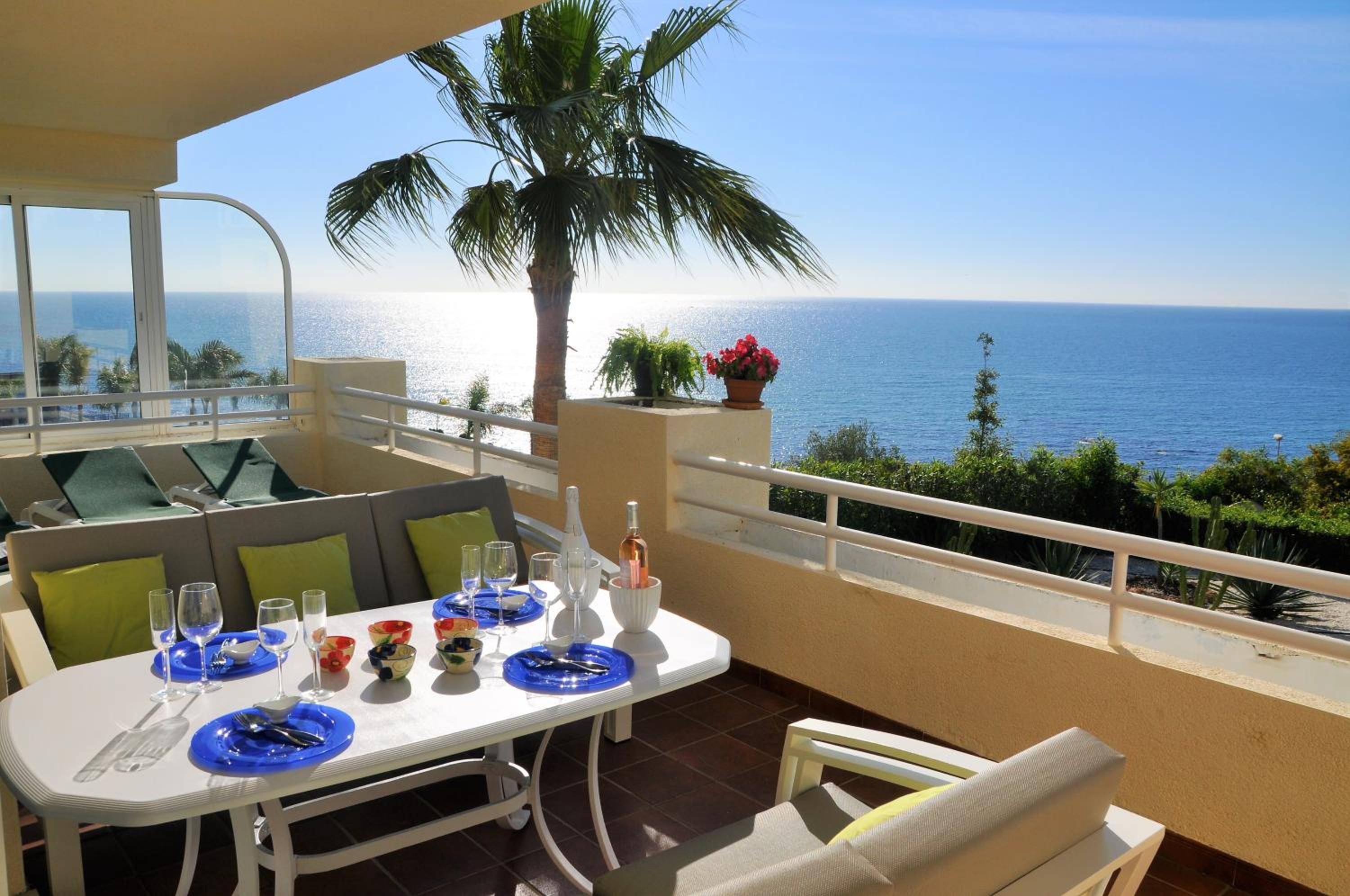 Spectacular 3 bedrooms Sea Views apartment