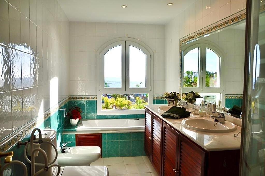 Spectacular 3 bedrooms Sea Views apartment