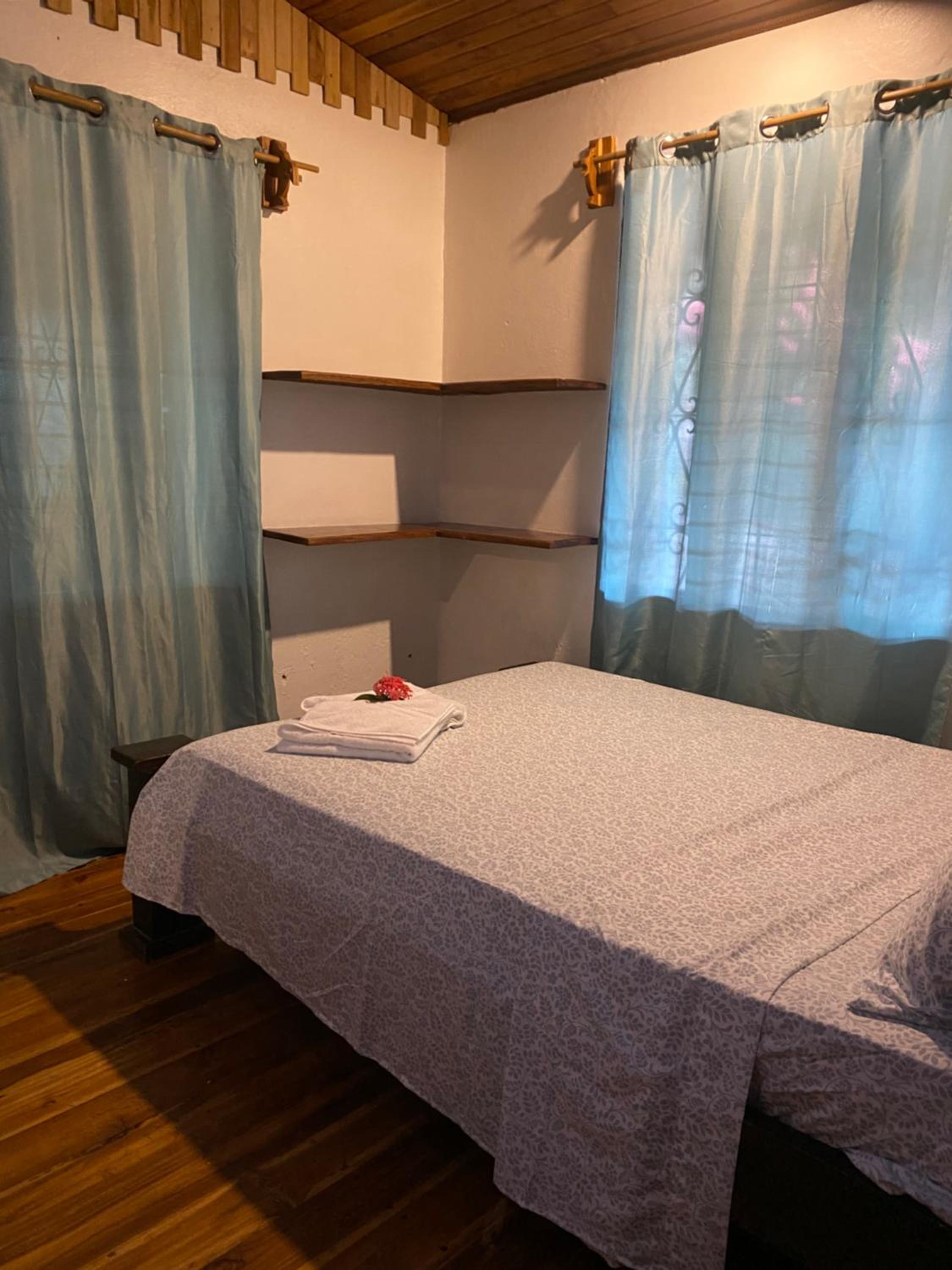 Mauras Tropical Mini Hostel & Tours